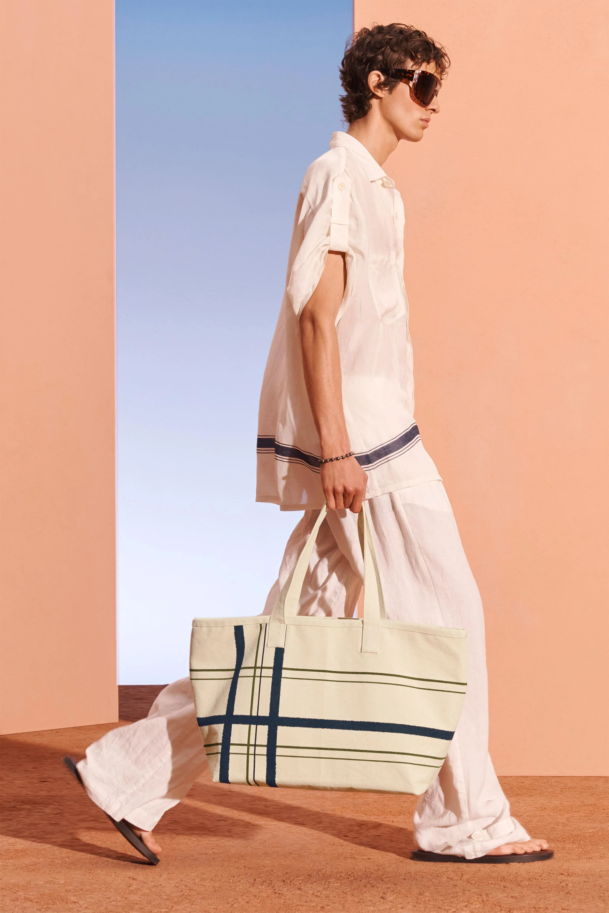 شلوار گشاد از جنس پارچه لینن. دارای چین های دوتایی در قسمت جلوی کمر. دارای جیب های جانبی و جیب های پشتی با جزئیات پاکتی. لبه قابل تنظیم با زبانه جانبی. بست دکمه ای مخفی در جلو.