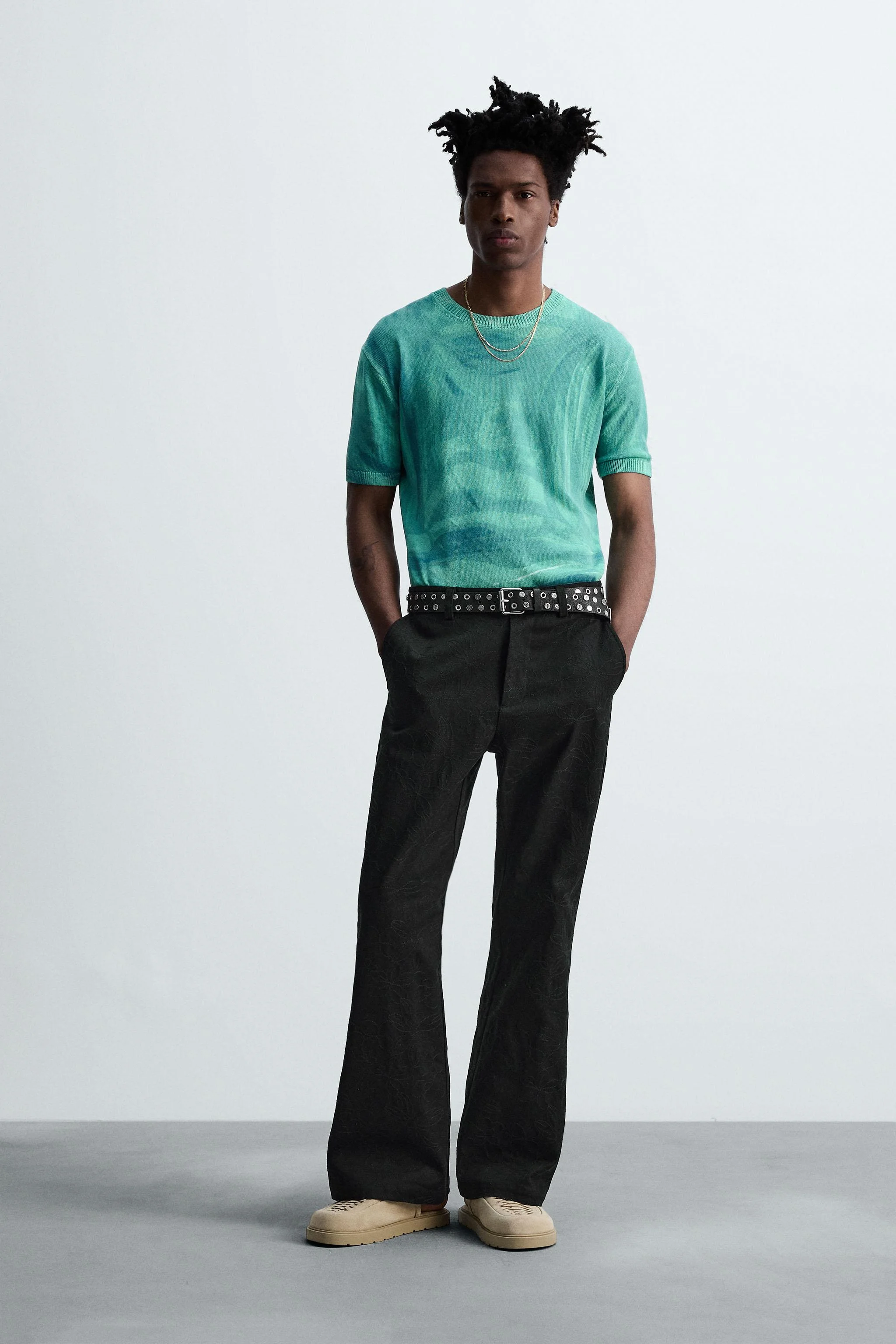 شلوار راسته گلدوزی شده با طرح گل