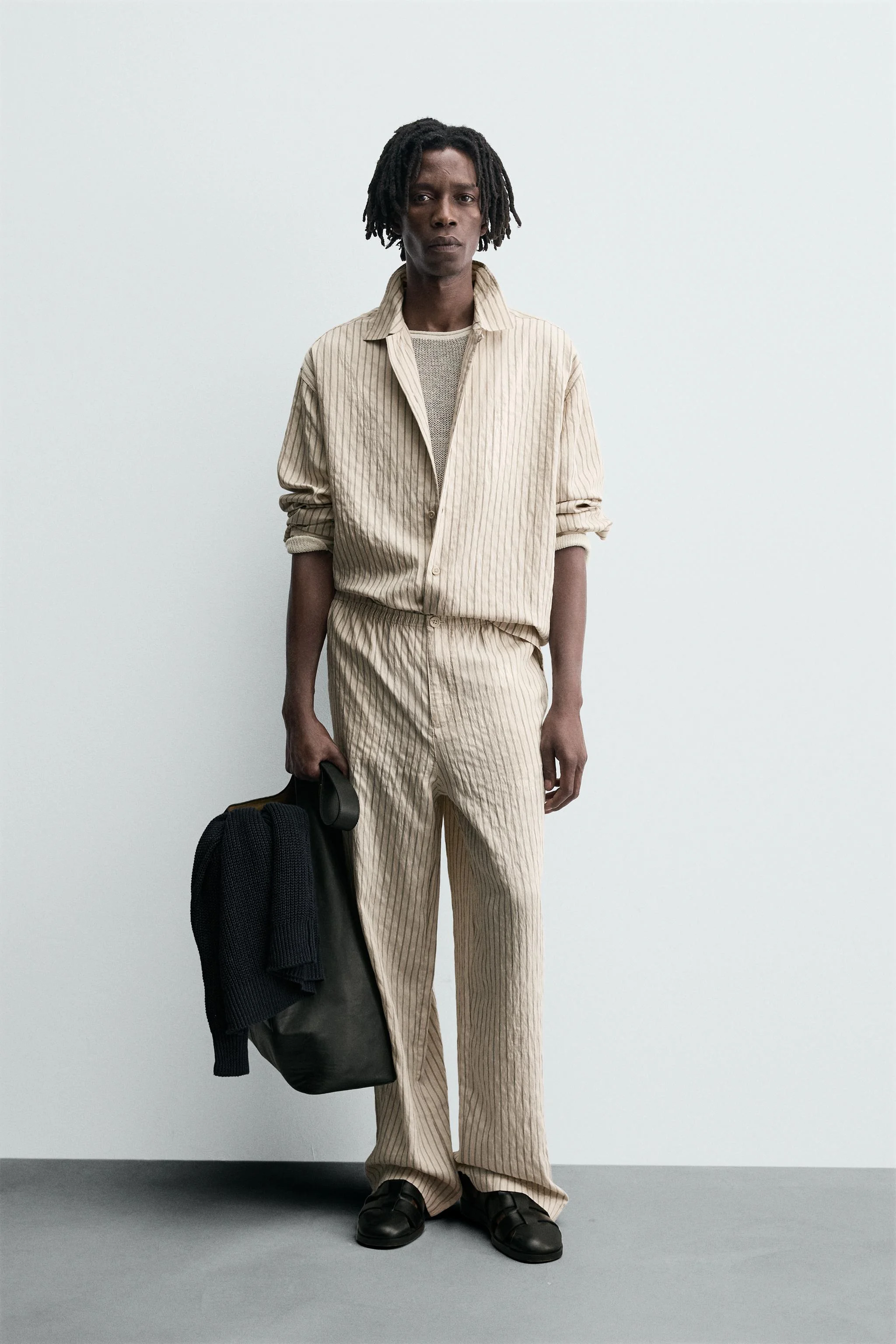 شلوار راه راه با بافت چروک و حالت روان