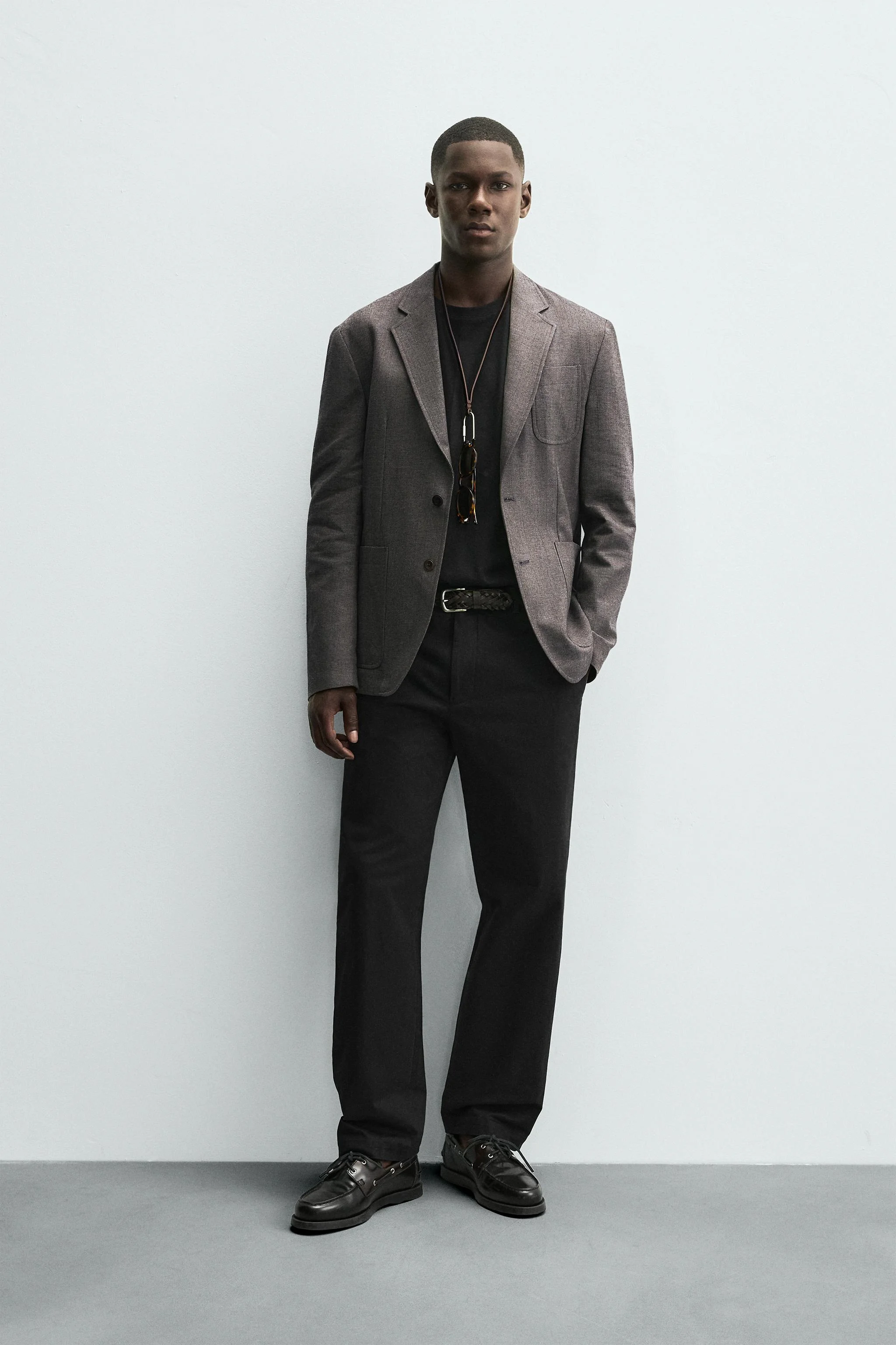 شلوار راسته از جنس پارچه نخی کشی. دارای جیب های جلو و جیب های فیلتو در پشت. دارای زیپ و دکمه.