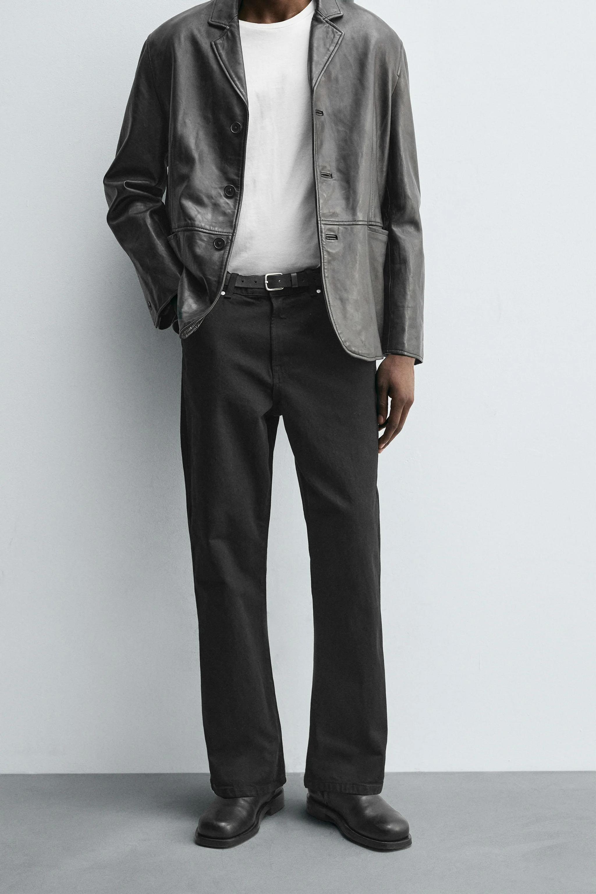 شلوار دمپا گشاد. پنج جیب. طرح سنگ شور. دارای زیپ و دکمه.