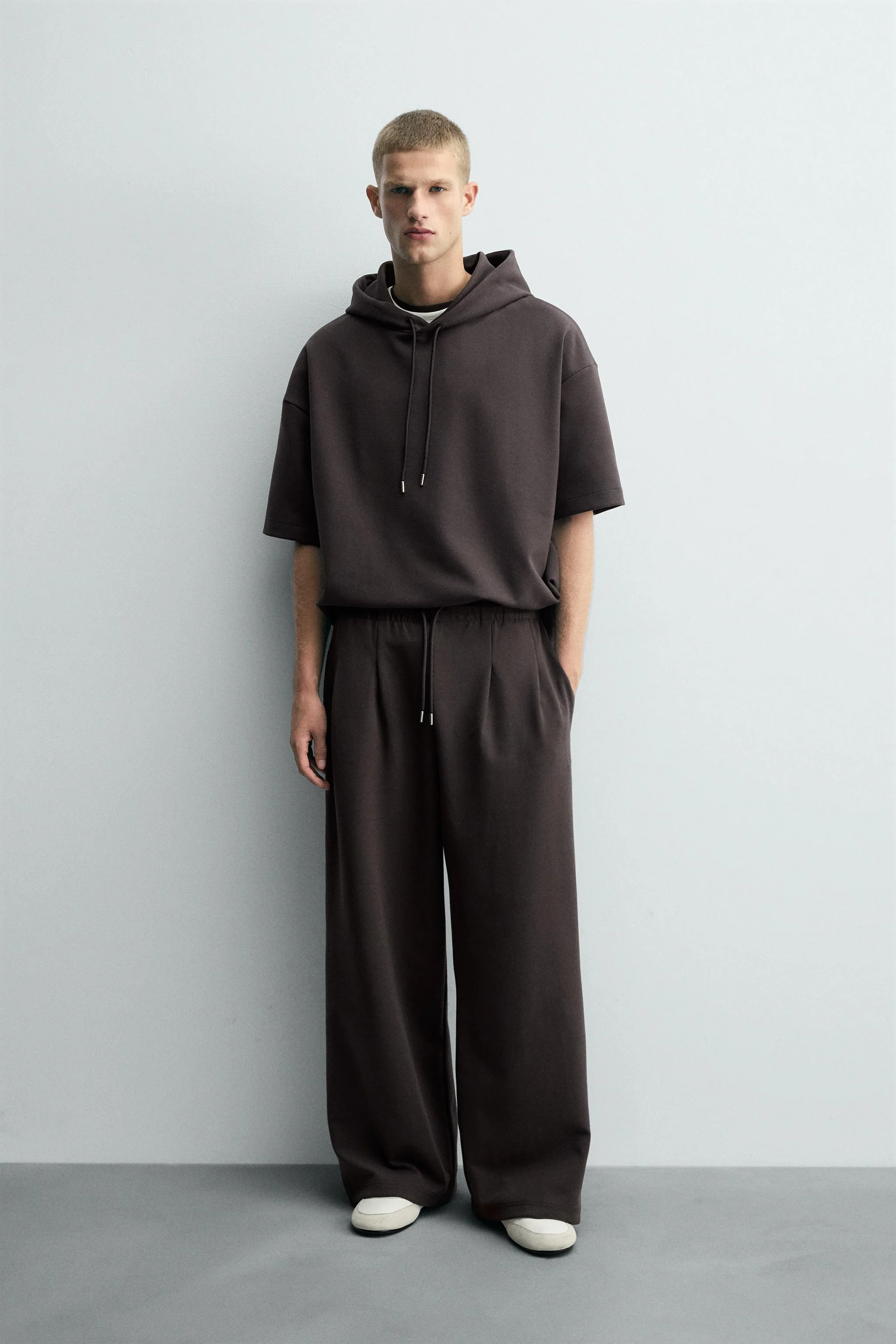 شلوار پلیسه دار با افکت نئوپرن به همراه لیبل شلوار پلیسه دار با افکت نئوپرن به همراه لیبل