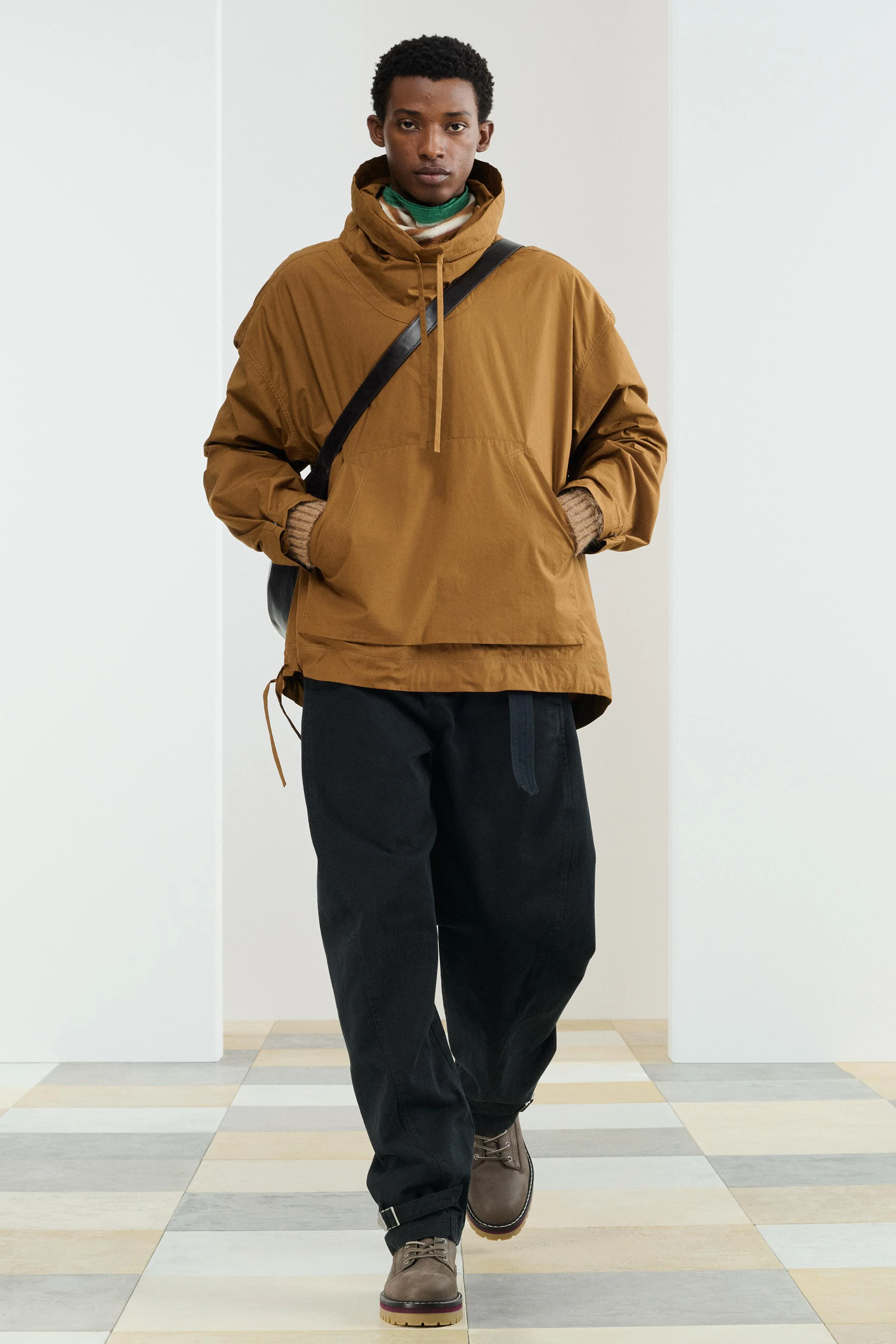 شلوار مدل بادکنکی از جنس پارچه نخی. دارای کمر قابل تنظیم با کمربند از جنس خود پارچه. دارای جیب های جانبی و جزئیات جیب پشتی نامتقارن. پاچه ها با جزئیات درز. لبه قابل تنظیم با زبانه. دارای زیپ و دکمه. شلوار مدل بادکنکی از جنس پارچه نخی. دارای کمر قابل تنظیم با کمربند از جنس خود پارچه. دارای جیب های جانبی و جزئیات جیب پشتی نامتقارن. پاچه ها با جزئیات درز. لبه قابل تنظیم با زبانه. دارای زیپ و دکمه.