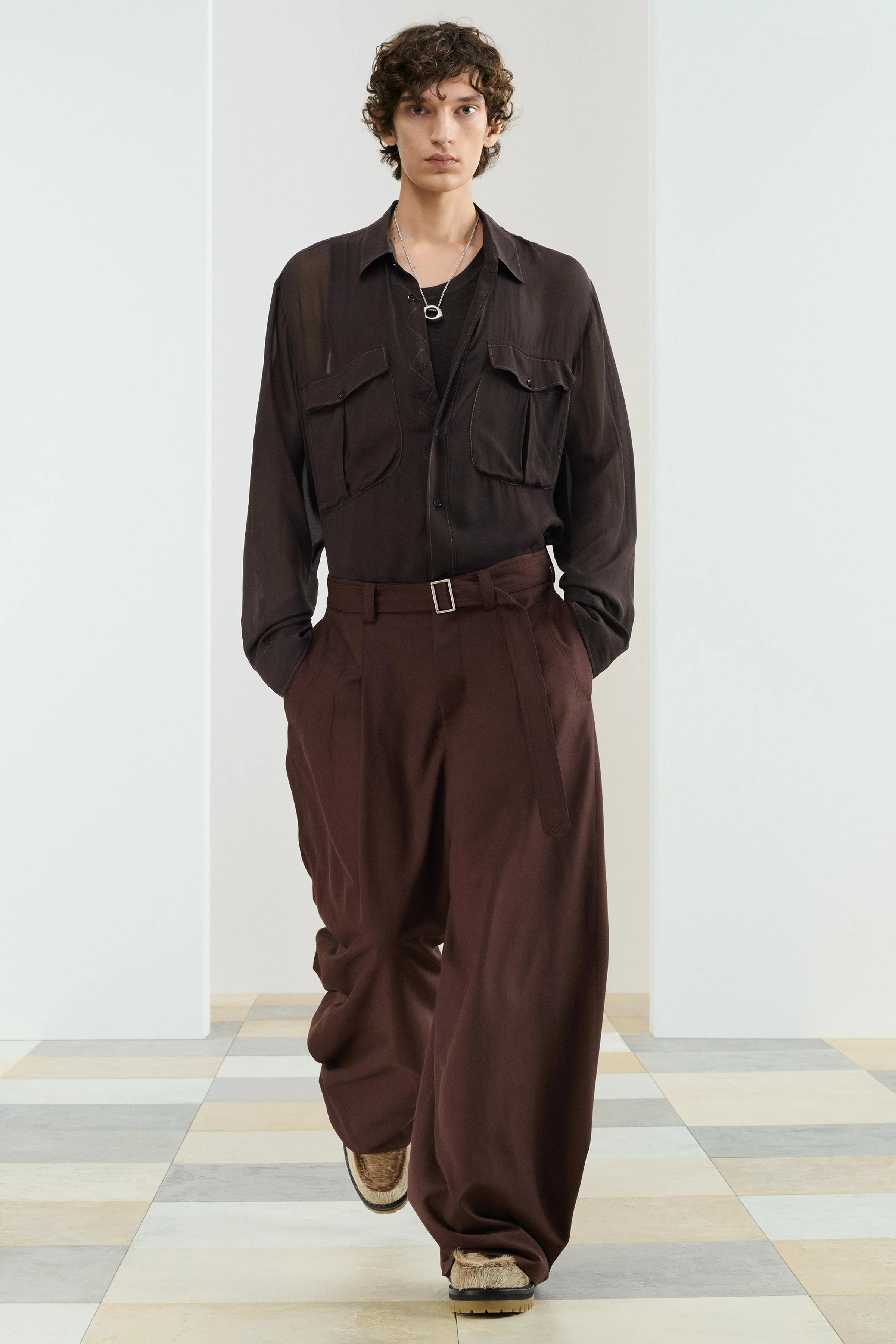 شلوار گشاد از جنس پشم روان و ویسکوز. کمر قابل تنظیم با کمربند همرنگ. دارای پیلی جلویی، جیب های جانبی و یک جیب پاکتی پشتی با پیلی مرکزی. دارای زیپ و قزن فلزی مخفی. شلوار گشاد از جنس پشم روان و ویسکوز. کمر قابل تنظیم با کمربند همرنگ. دارای پیلی جلویی، جیب های جانبی و یک جیب پاکتی پشتی با پیلی مرکزی. دارای زیپ و قزن فلزی مخفی.