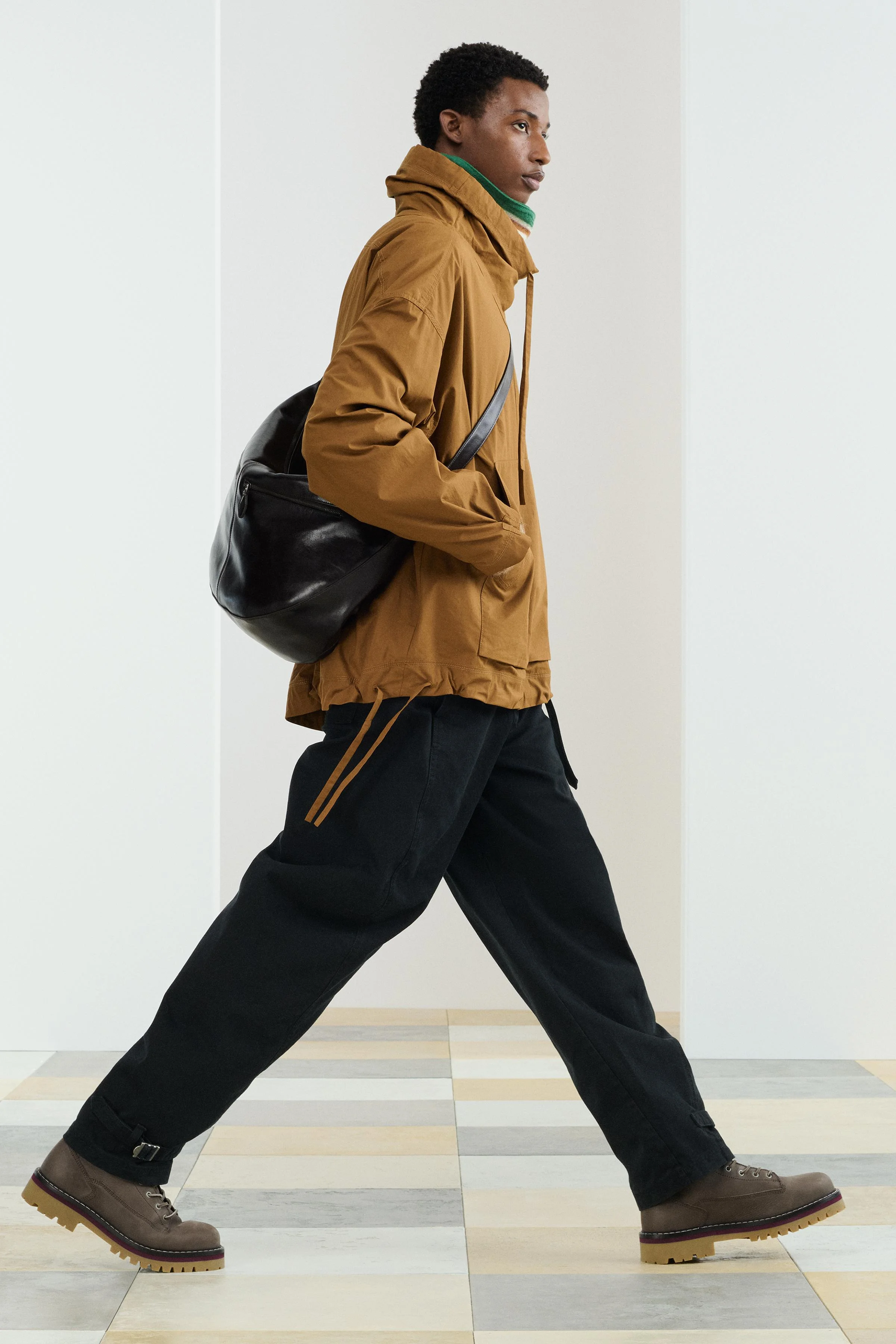 شلوار مدل بادکنکی از جنس پارچه نخی. دارای کمر قابل تنظیم با کمربند از جنس خود پارچه. دارای جیب های جانبی و جزئیات جیب پشتی نامتقارن. پاچه ها با جزئیات درز. لبه قابل تنظیم با زبانه. دارای زیپ و دکمه. شلوار مدل بادکنکی از جنس پارچه نخی. دارای کمر قابل تنظیم با کمربند از جنس خود پارچه. دارای جیب های جانبی و جزئیات جیب پشتی نامتقارن. پاچه ها با جزئیات درز. لبه قابل تنظیم با زبانه. دارای زیپ و دکمه.