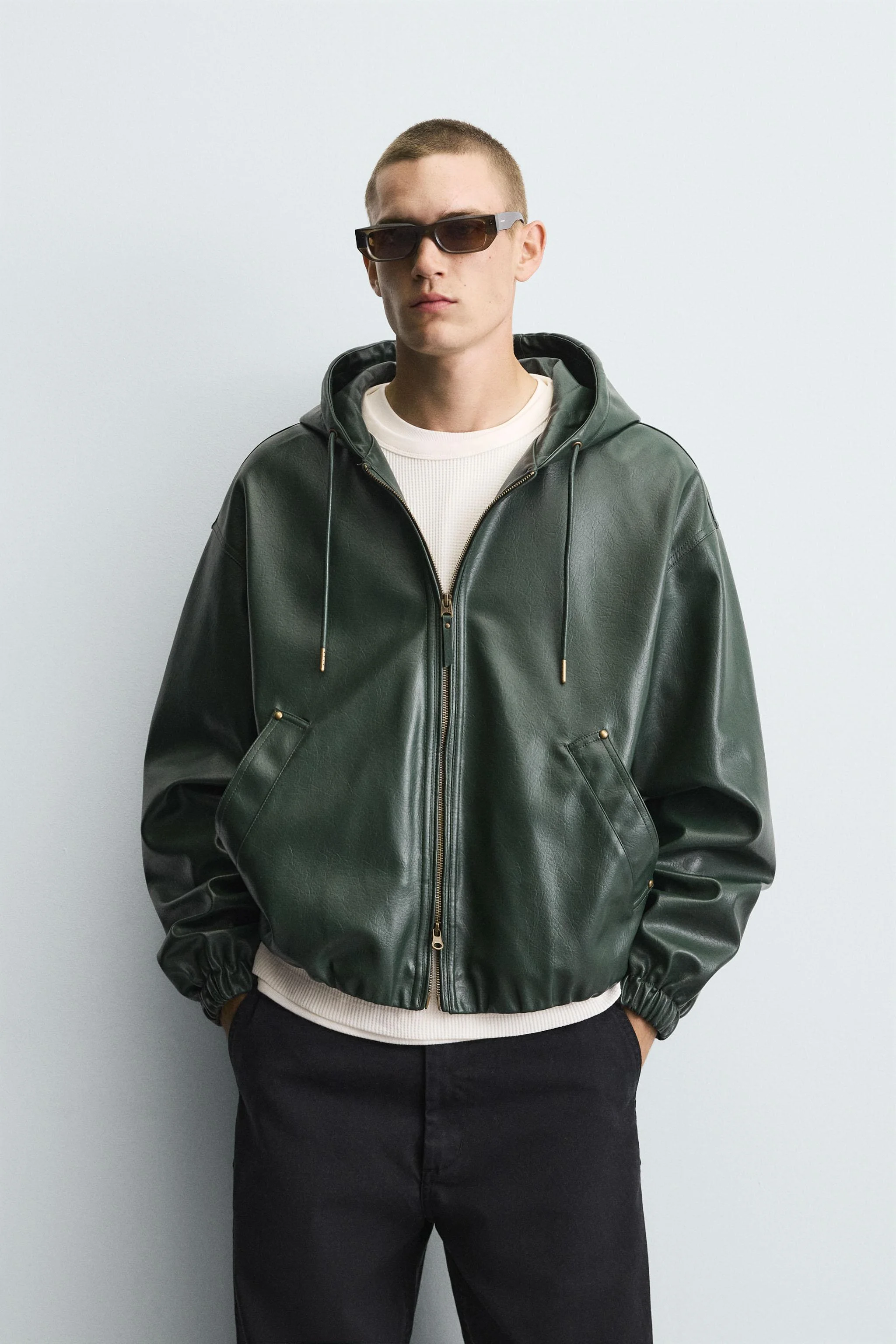 ژاکت کلاه دار با ظاهر چرم