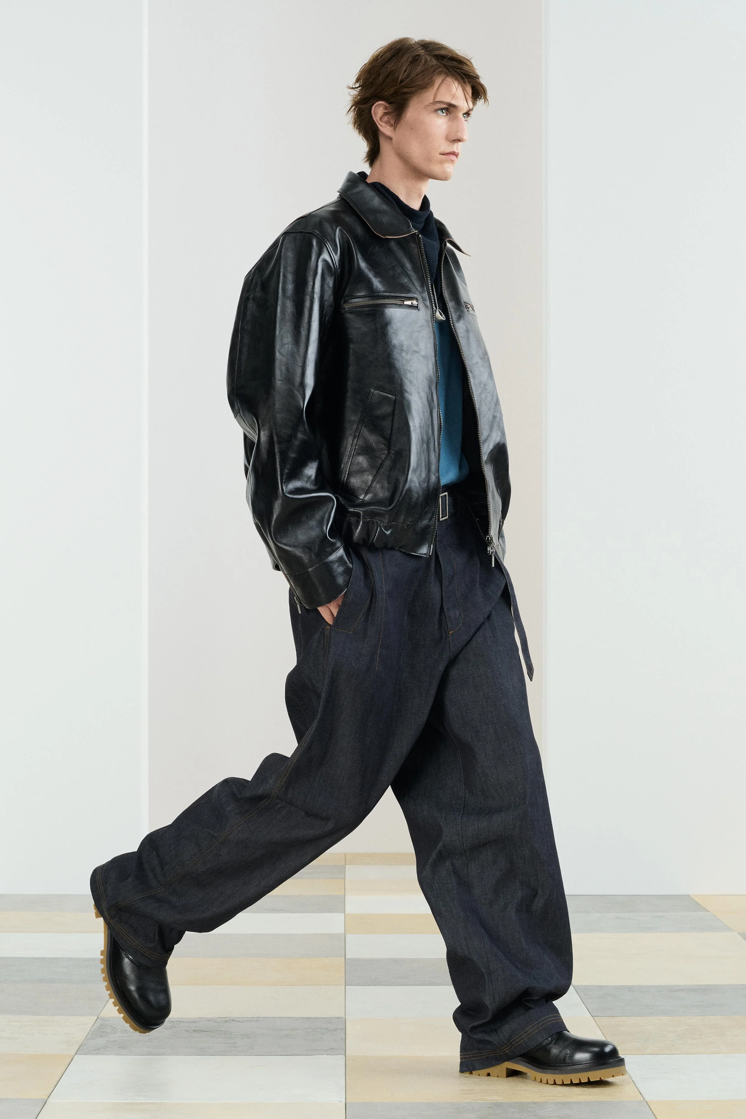 کت چرمی با تن خور راحت و روکش براق. دارای یقه برگردان و آستین های بلند با سرآستین های زیپ دار قابل تنظیم. جیب های زیپ دار روی سینه و جیب های بدون درز روی باسن. جزئیات پیلیسه در پشت. لبه با جلوی کشی. بست جلوی زیپی دو طرفه. کت چرمی با تن خور راحت و روکش براق. دارای یقه برگردان و آستین های بلند با سرآستین های زیپ دار قابل تنظیم. جیب های زیپ دار روی سینه و جیب های بدون درز روی باسن. جزئیات پیلیسه در پشت. لبه با جلوی کشی. بست جلوی زیپی دو طرفه.