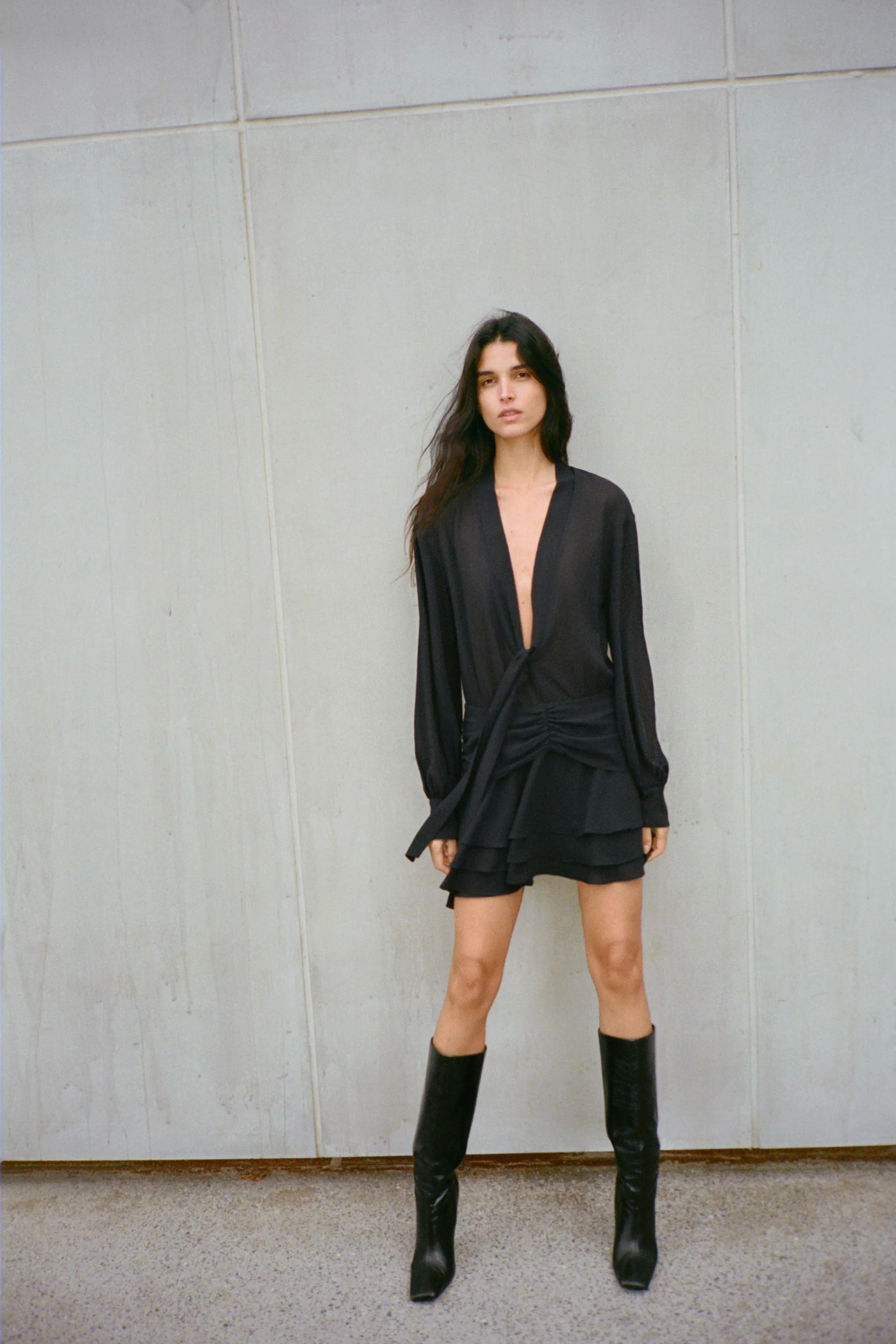 پیراهن کوتاه و روان با چین‌دار