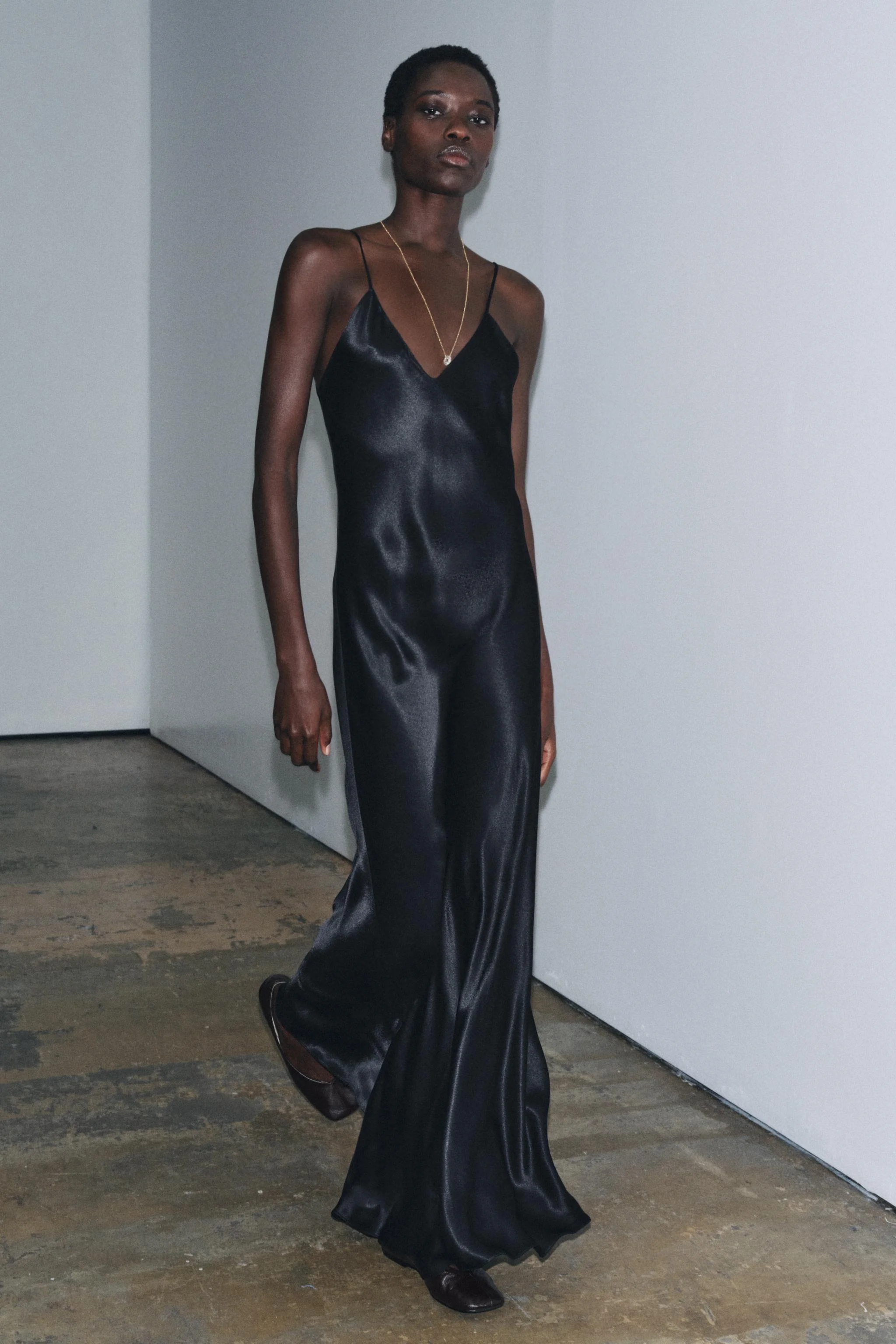 پیراهن بلند زنانه با تزیینات گیپور