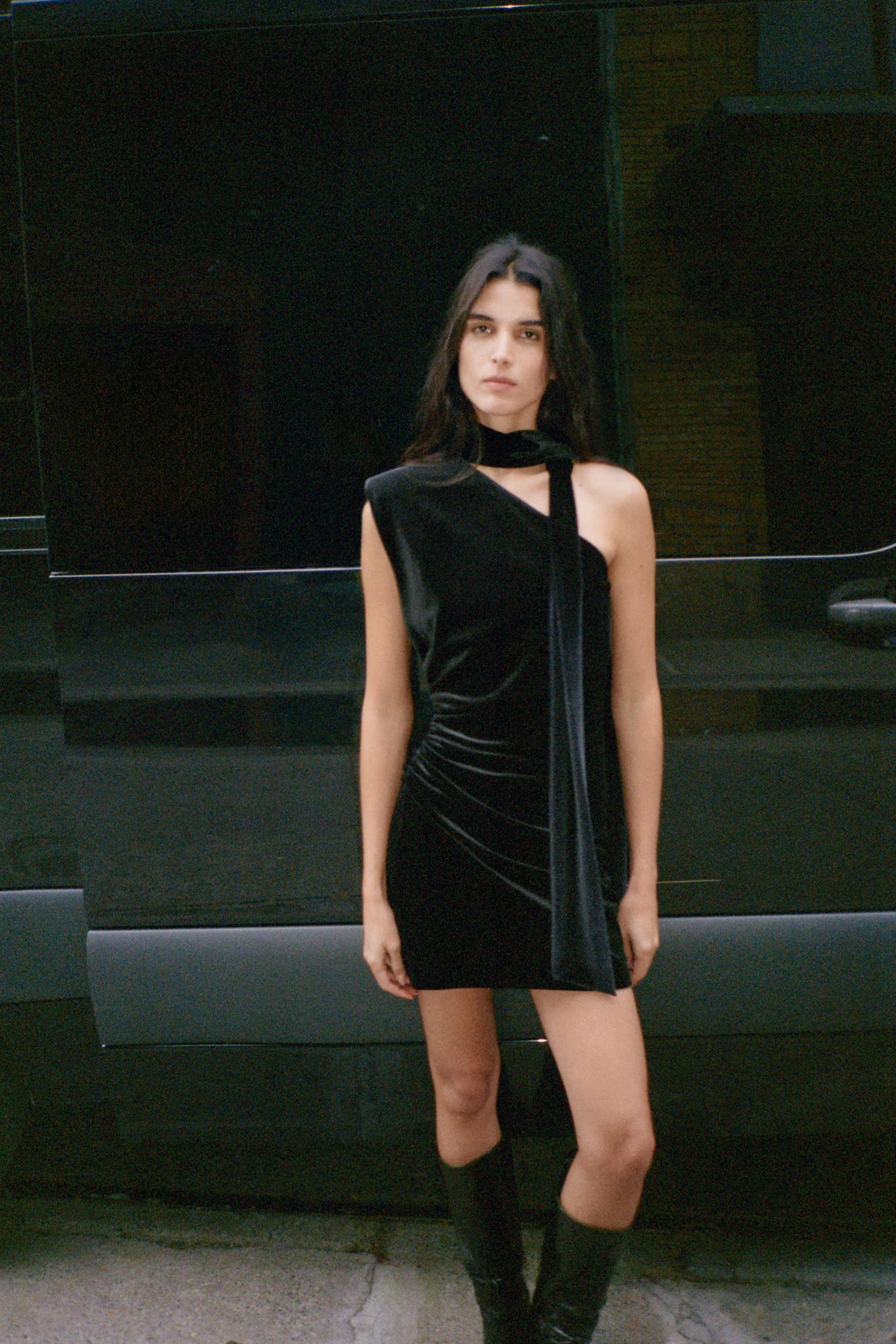 پیراهن کوتاه از جنس مخمل با شال گردن پیراهن کوتاه از جنس مخمل با شال گردن