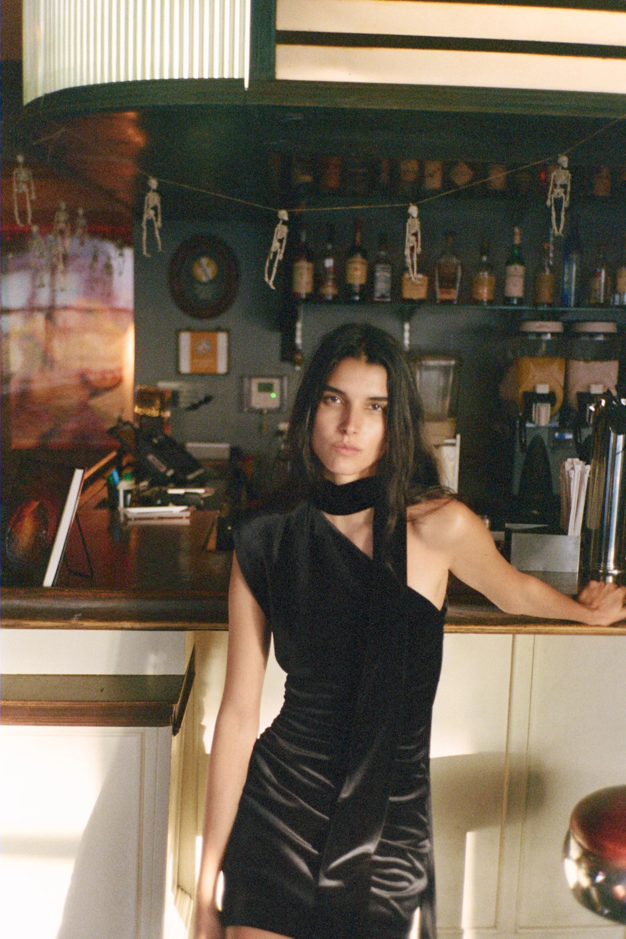 پیراهن کوتاه از جنس مخمل با شال گردن پیراهن کوتاه از جنس مخمل با شال گردن