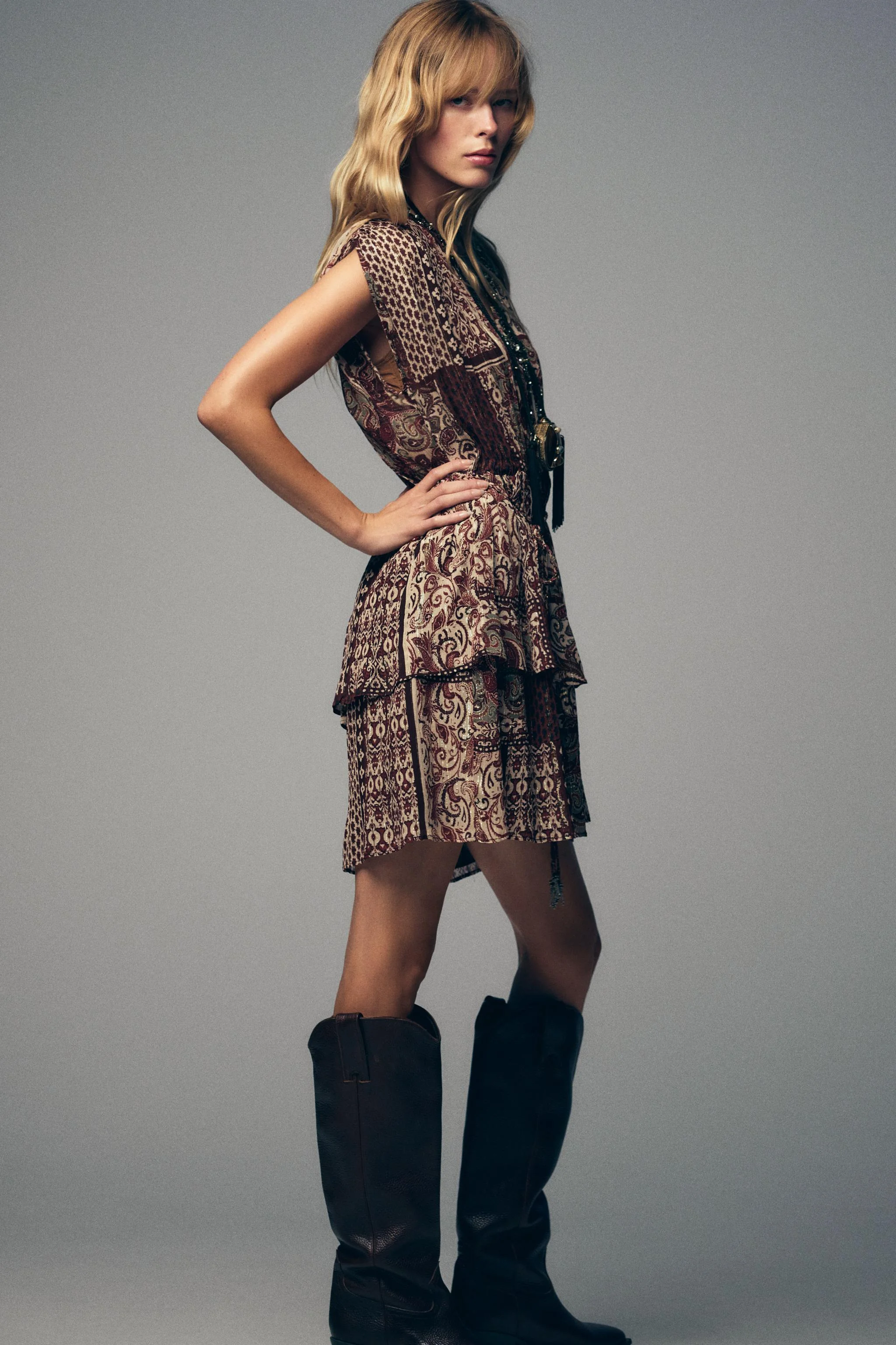 پیراهن طرح دار منجوق دوزی شده با نخ فلزی