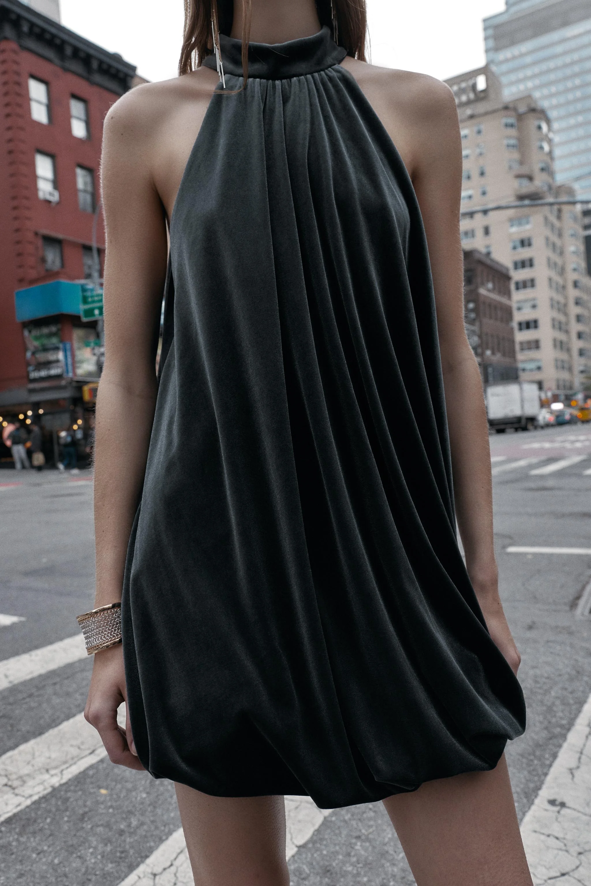 پیراهن کوتاه مخمل یقه هالتر با دامن حبابی