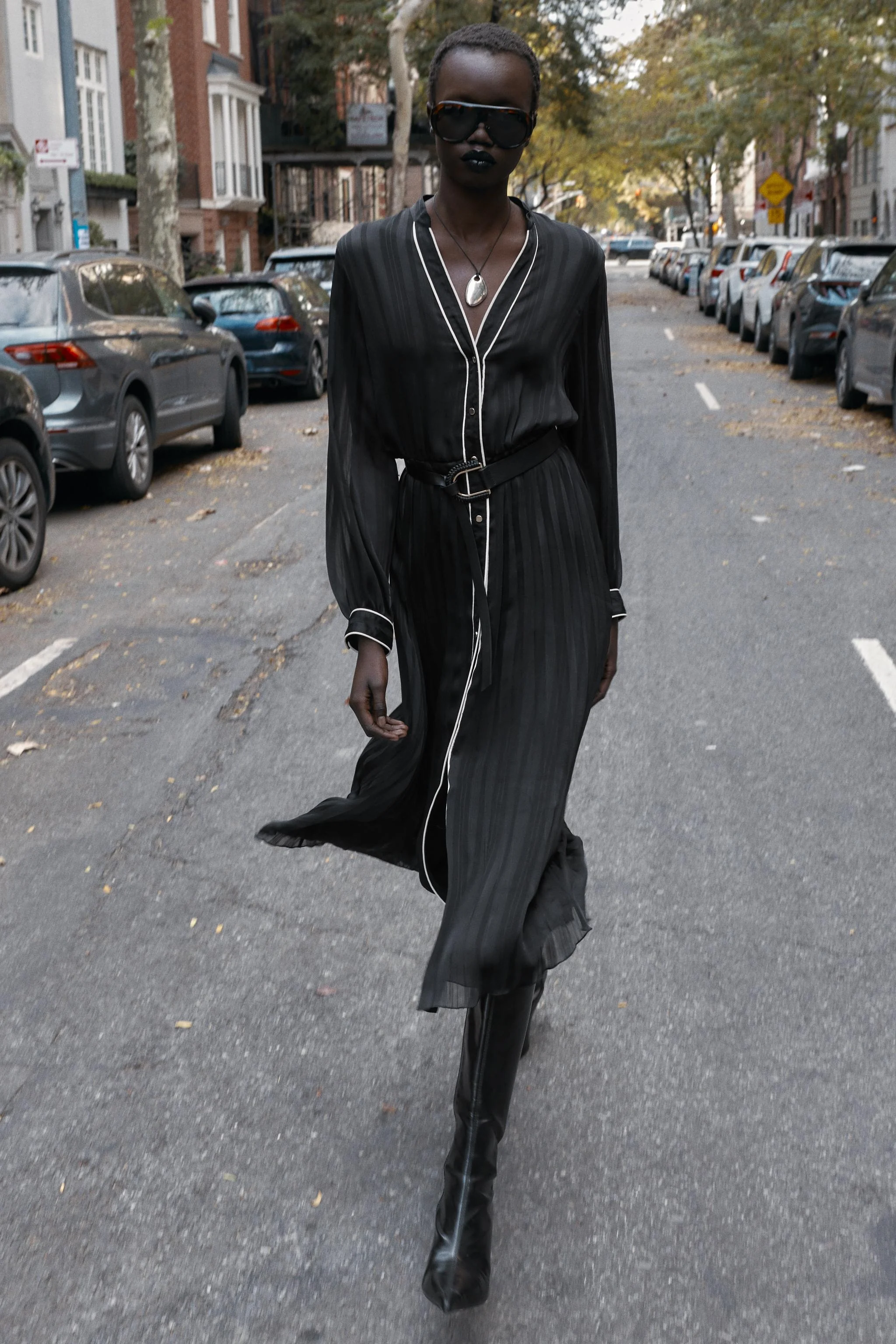 پیراهن میدی پلیسه دار با کمربند لبه دوزی متضاد