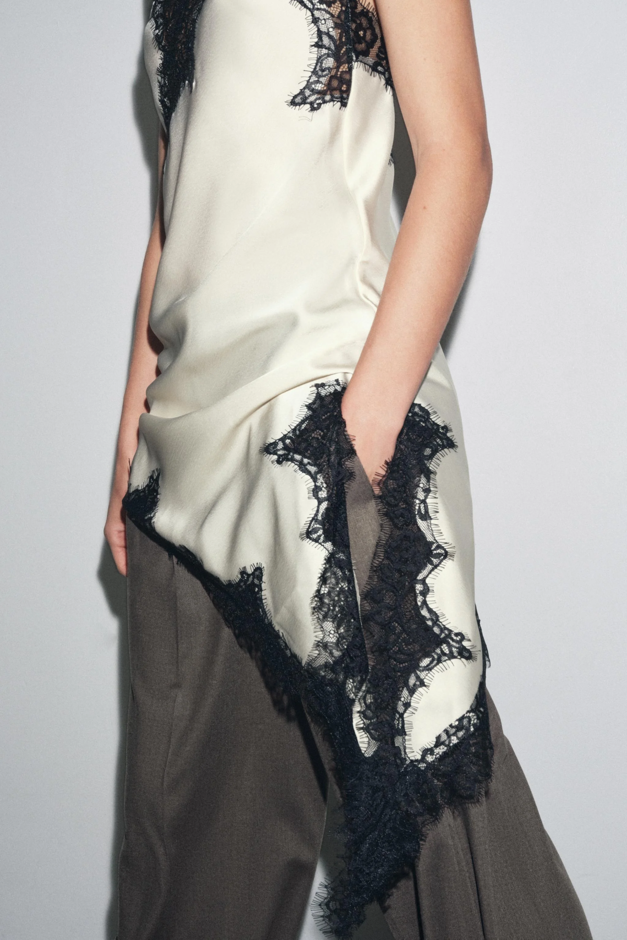 پیراهن گیپور نامتقارن ZW COLLECTION پیراهن گیپور نامتقارن ZW COLLECTION