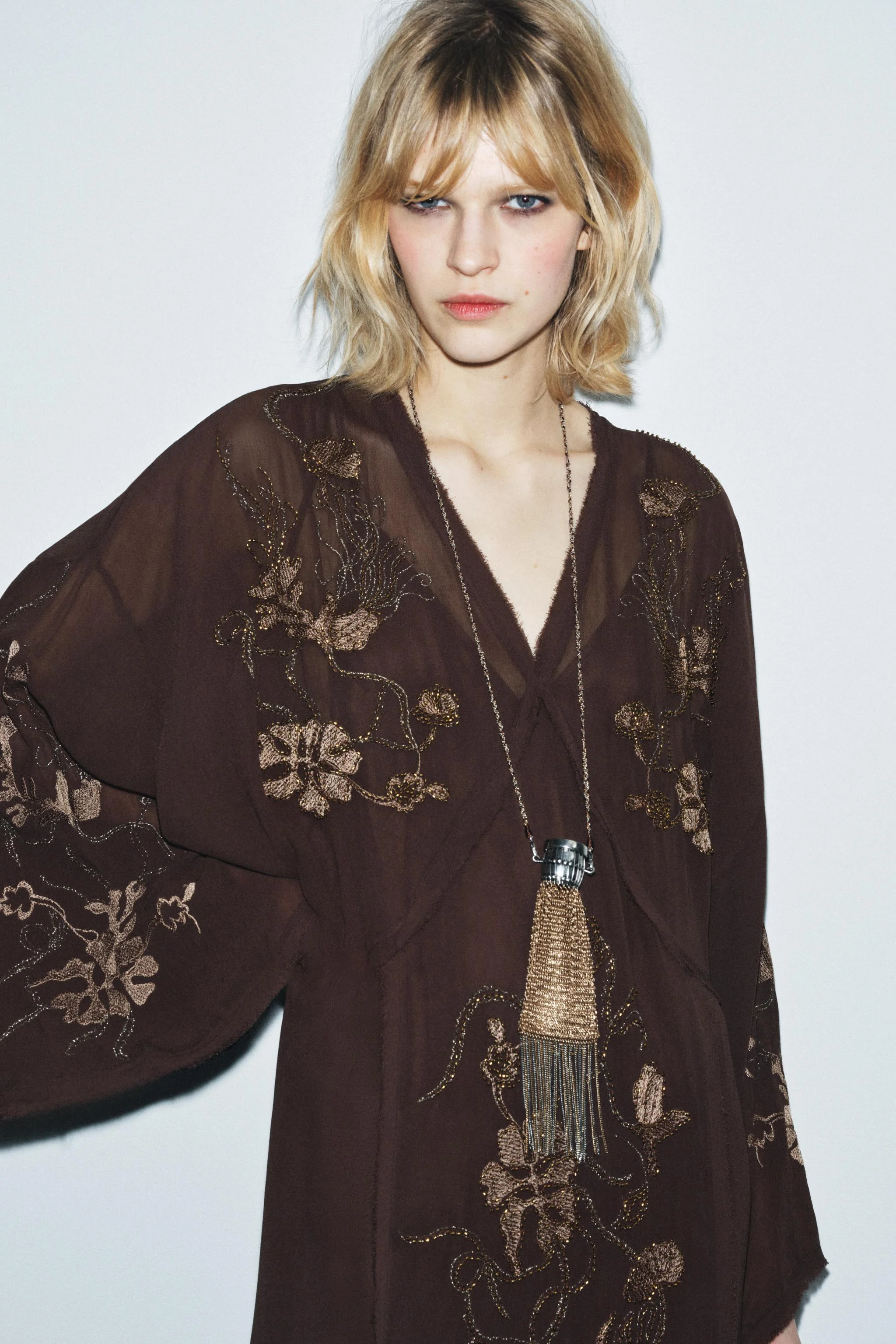 پیراهن میدی زنانه ZARA WOMAN COLLECTION با گلدوزی و تزیینات مهره پیراهن میدی زنانه ZARA WOMAN COLLECTION با گلدوزی و تزیینات مهره