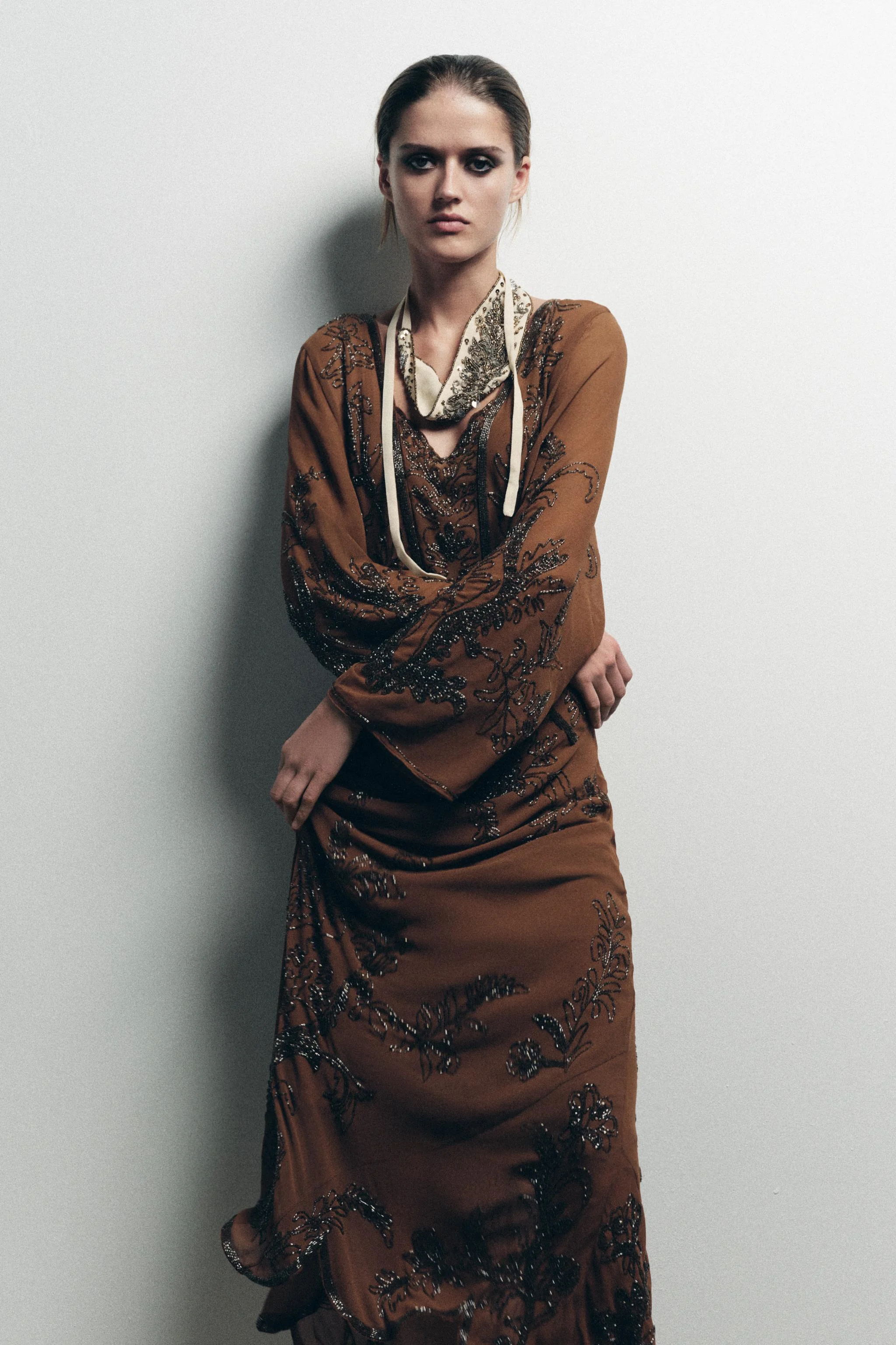 پیراهن میدی ژرژت آستین بلند با تزیینات مهره ای پیراهن میدی ژرژت آستین بلند با تزیینات مهره ای