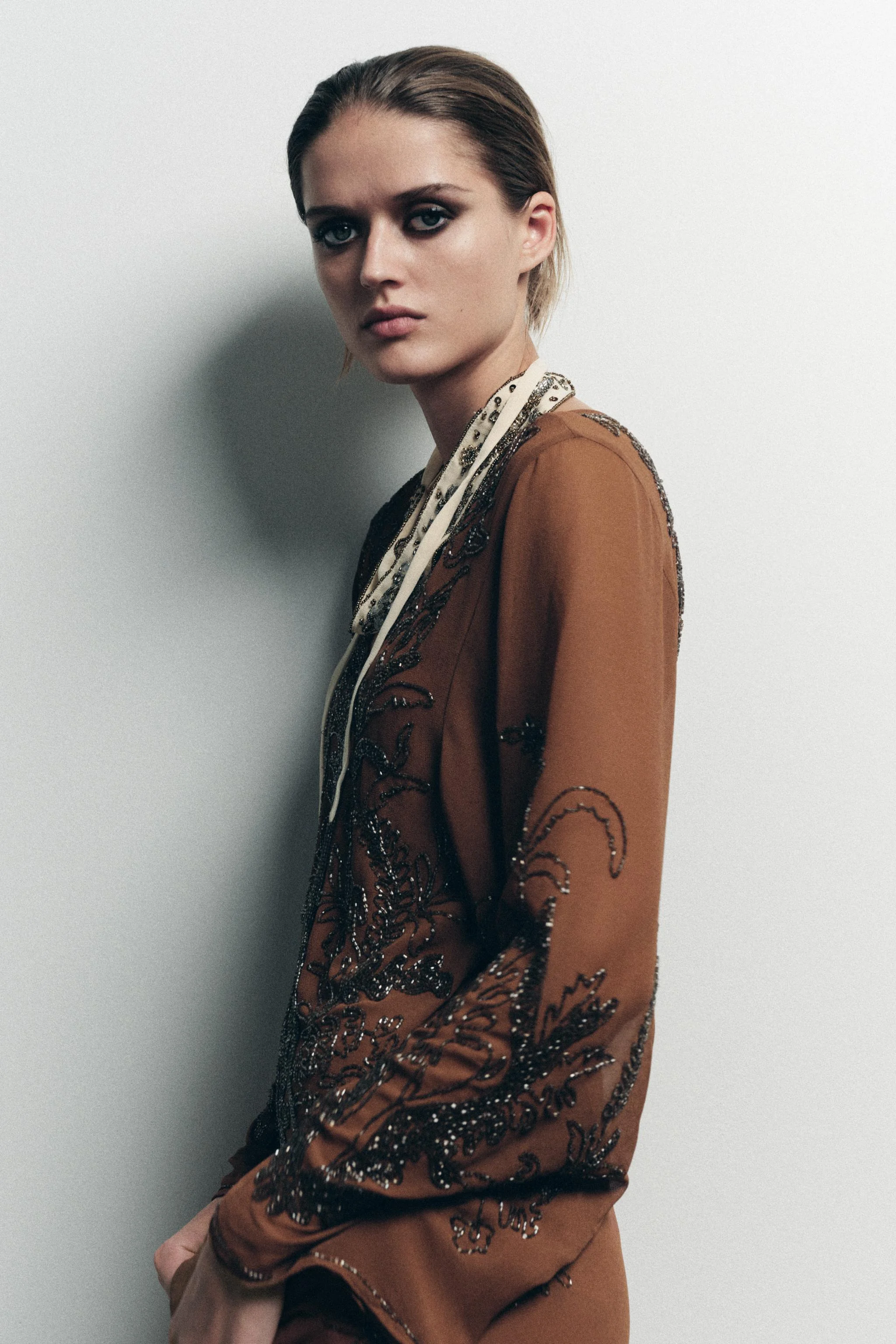 پیراهن میدی ژرژت آستین بلند با تزیینات مهره ای پیراهن میدی ژرژت آستین بلند با تزیینات مهره ای