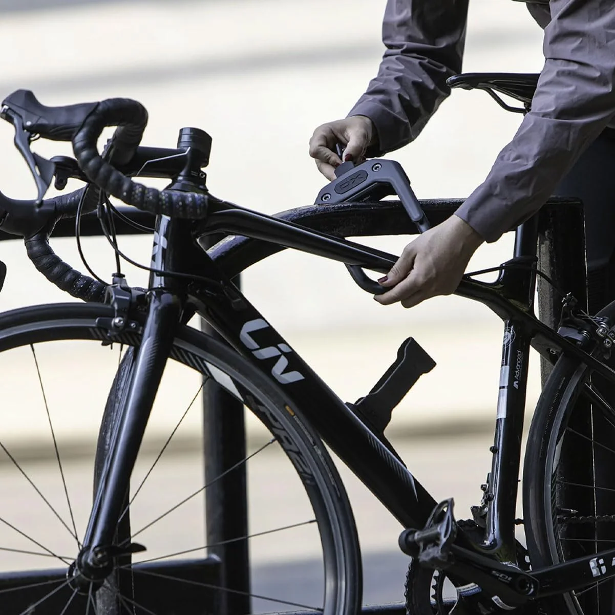 قفل U شکل Hiplok DXF Sold Secure Gold به همراه بست فریم، مشکی، ناحیه قفل شونده: 15cm X 8.5cm