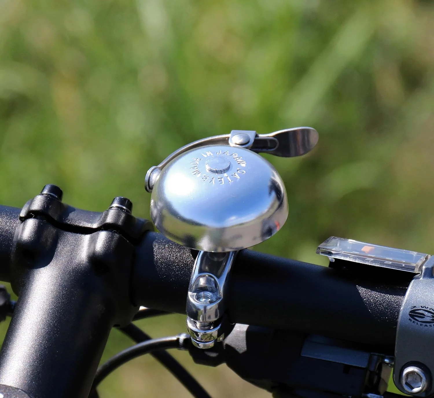 زنگ دوچرخه CATEYE OH-2300A Hibiki - زنگ برنجی کلاسیک با طراحی پیچ و مهره آلومینیومی، مناسب برای فرمان های 22.2 میلی متر یا 25.4 میلی متر، دوچرخه های جاده، هیبریدی و توریستی