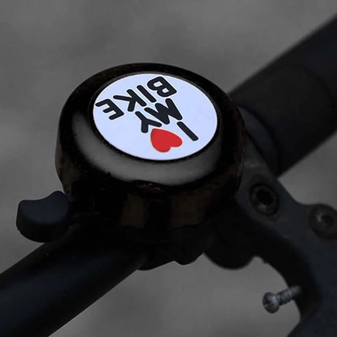 زنگ دوچرخه، زنگ فلزی دوچرخه کودکان، زنگ آلومینیومی بلند دوچرخه، زنگ دوچرخه یکپارچهسازی با سیستم عامل، لوازم جانبی بوق دوچرخه سواری با طرح "من عاشق دوچرخه ام" برای دوچرخه کوهستانی جاده ای با فرمان 22 میلی متری (مشکی)