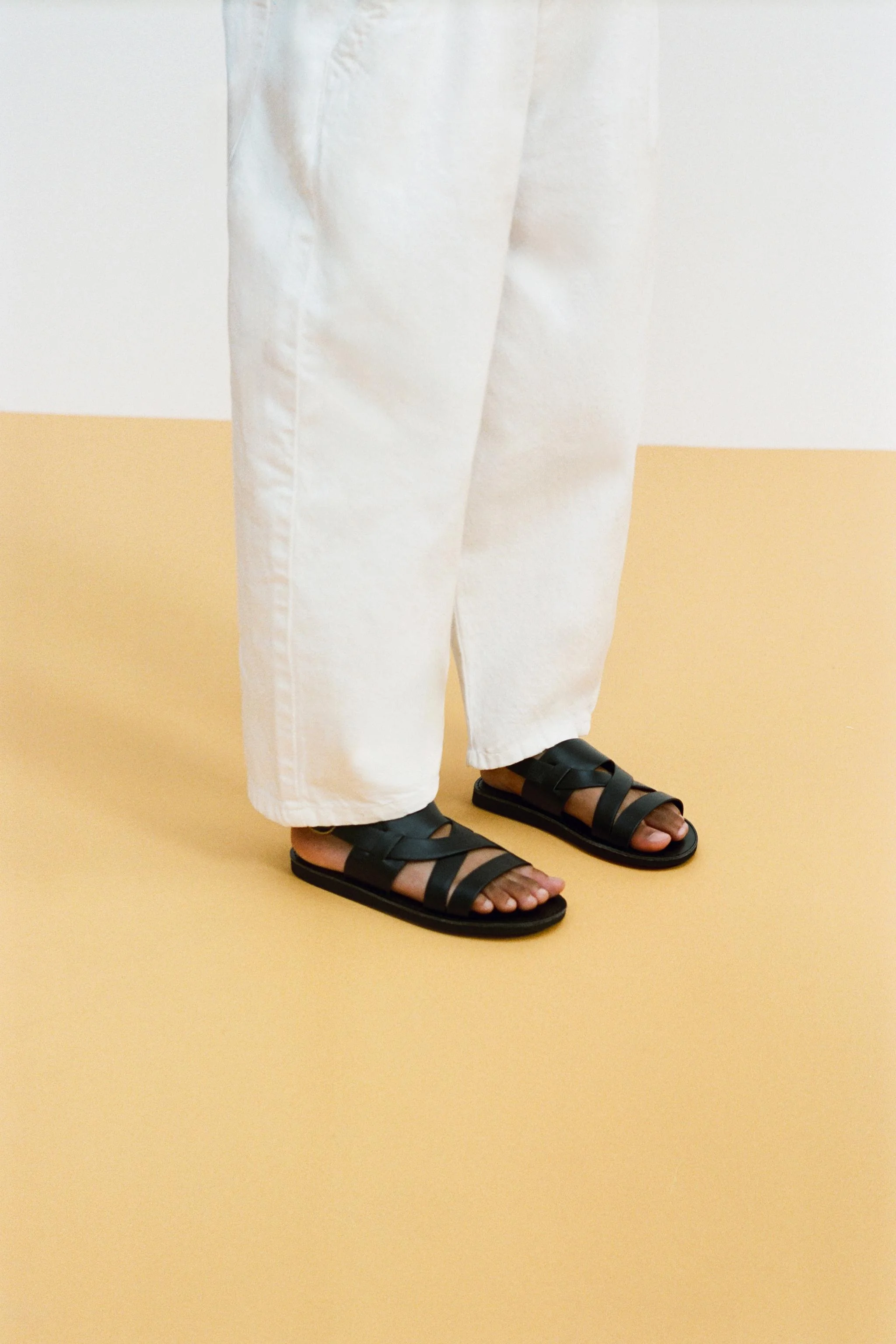 صندل های بند دار با جزئیات ضربدری روی پا. دارای سگک در قسمت جانبی. زیره لاستیکی.