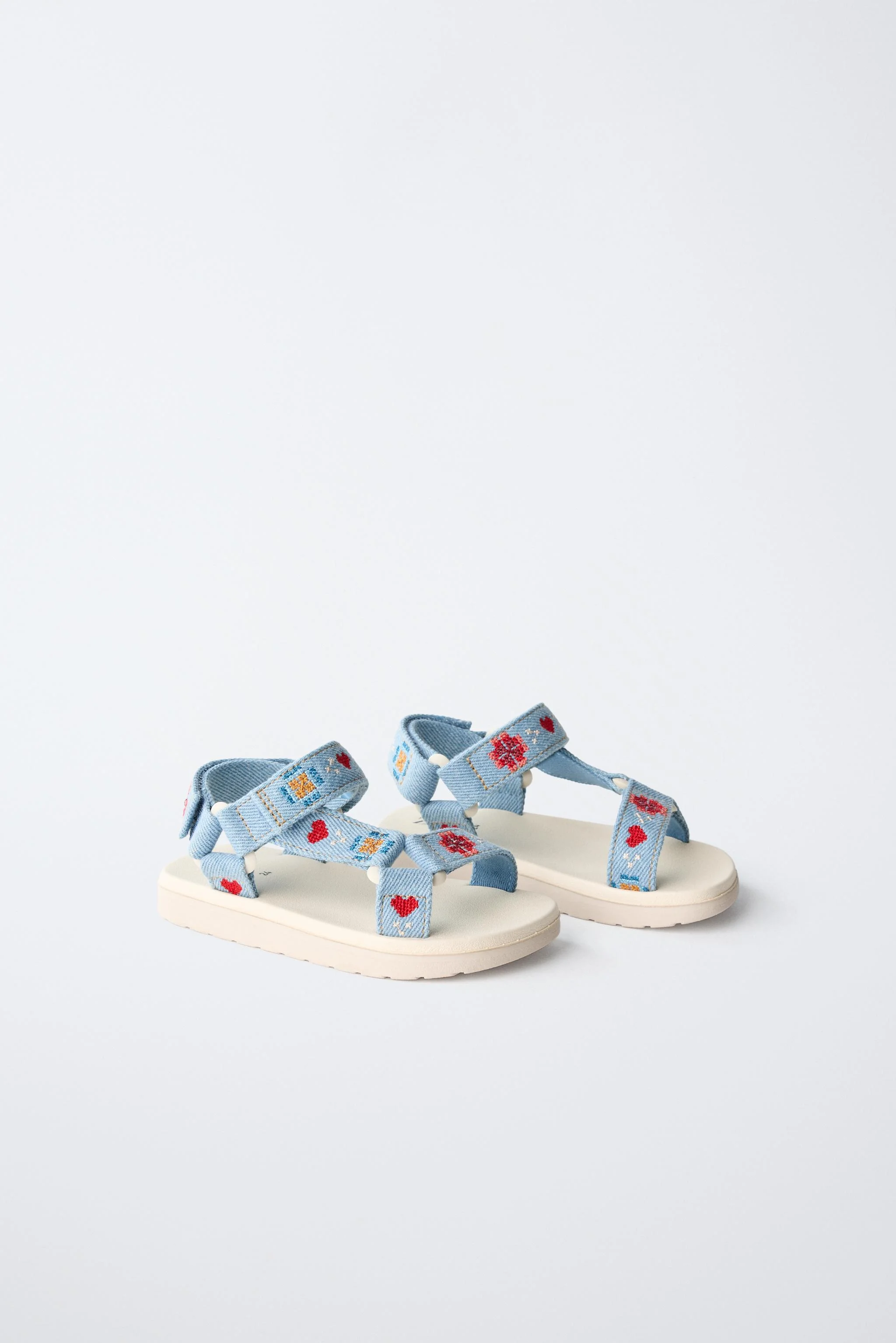 صندل های گلدوزی شده صندل های گلدوزی شده