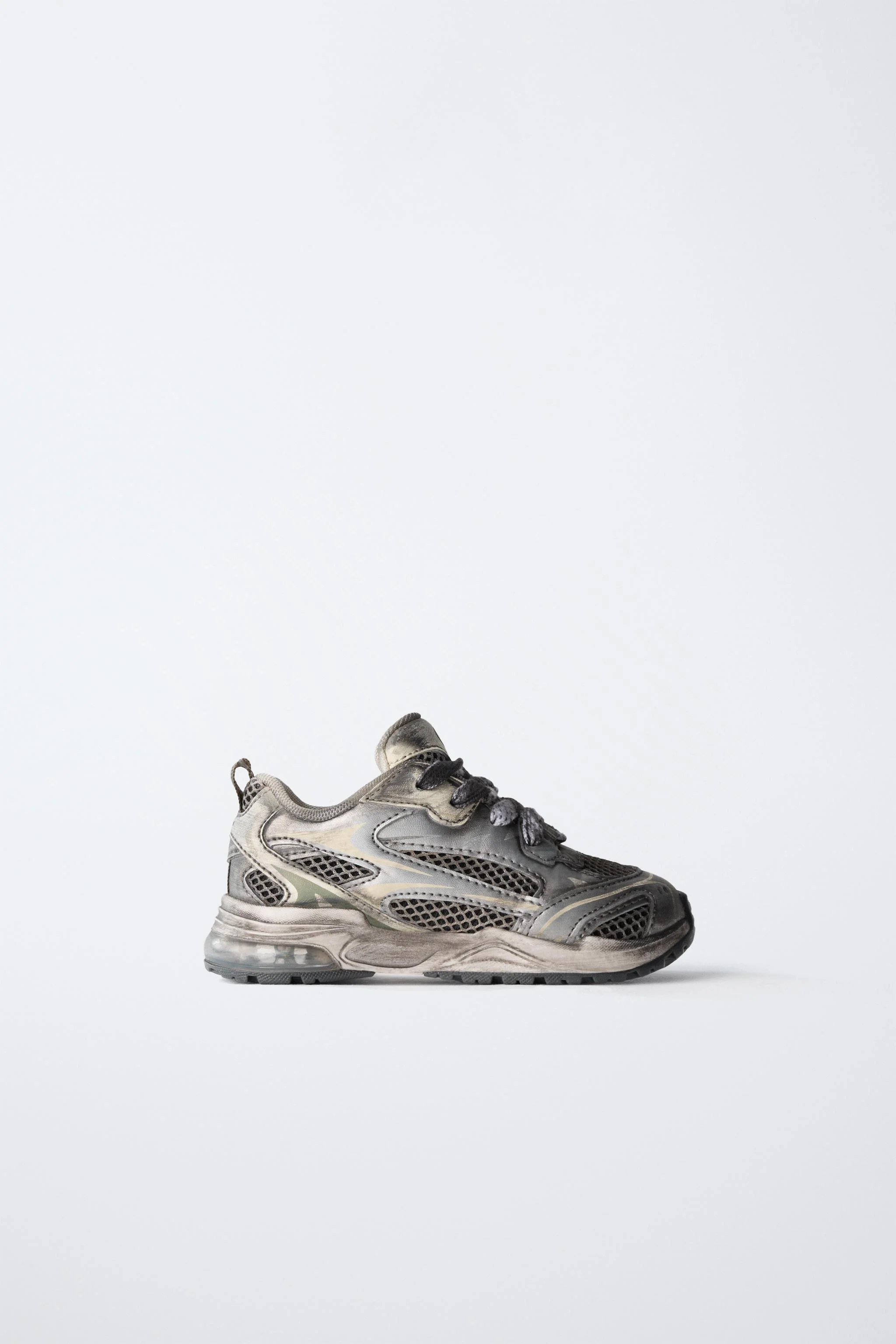 کفش ورزشی طرح لوگو