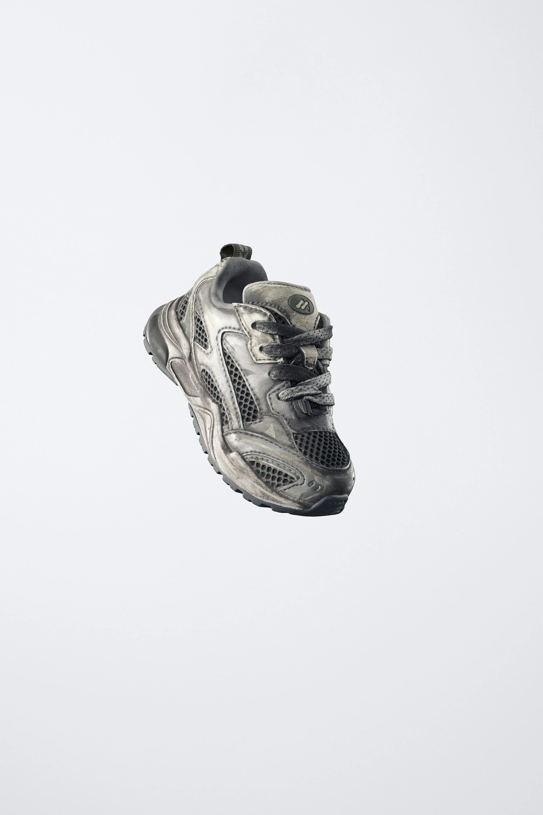 کفش ورزشی طرح لوگو کفش ورزشی طرح لوگو