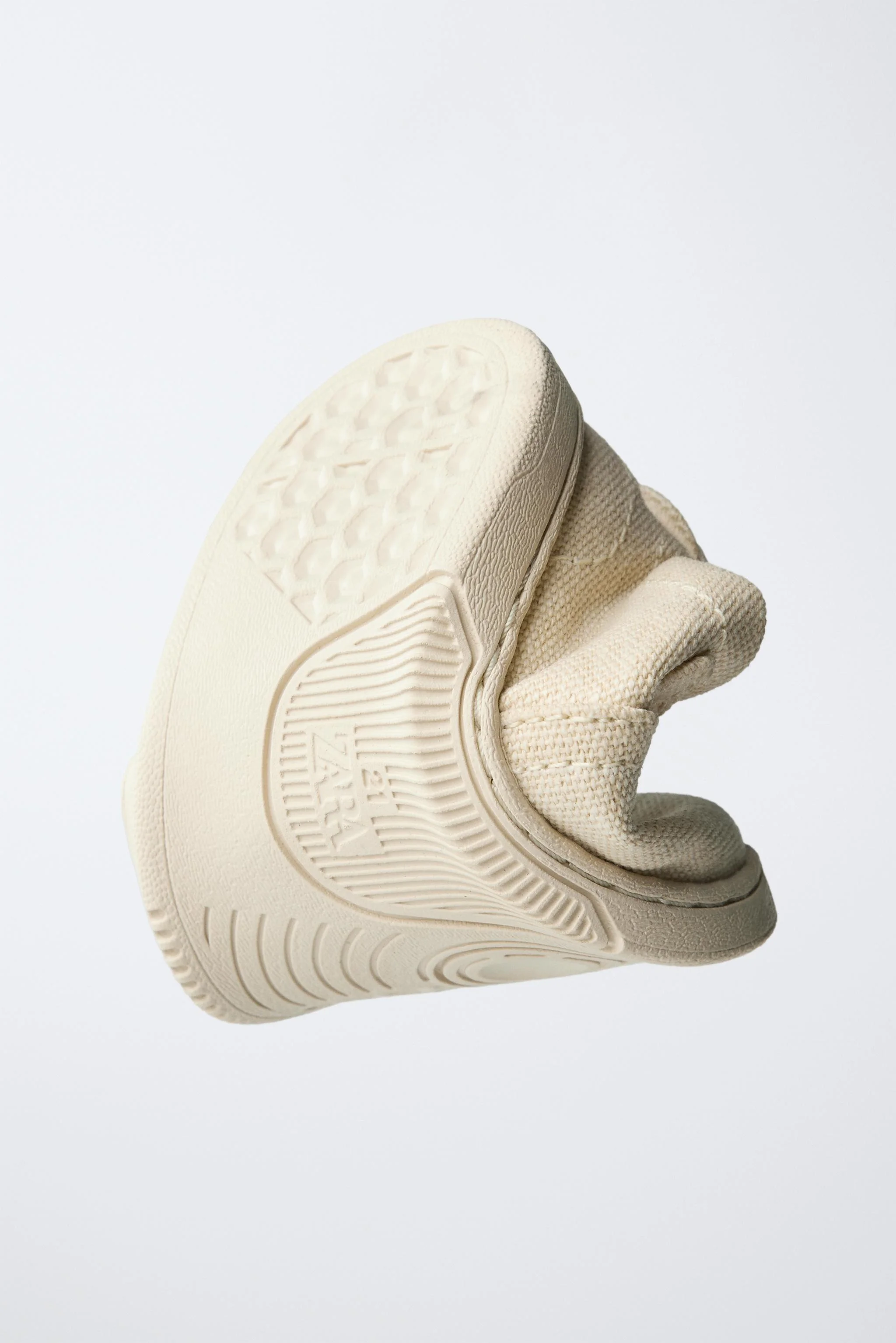 کفشهای کتانی نخی با انعطافپذیری بالا کفشهای کتانی نخی با انعطافپذیری بالا