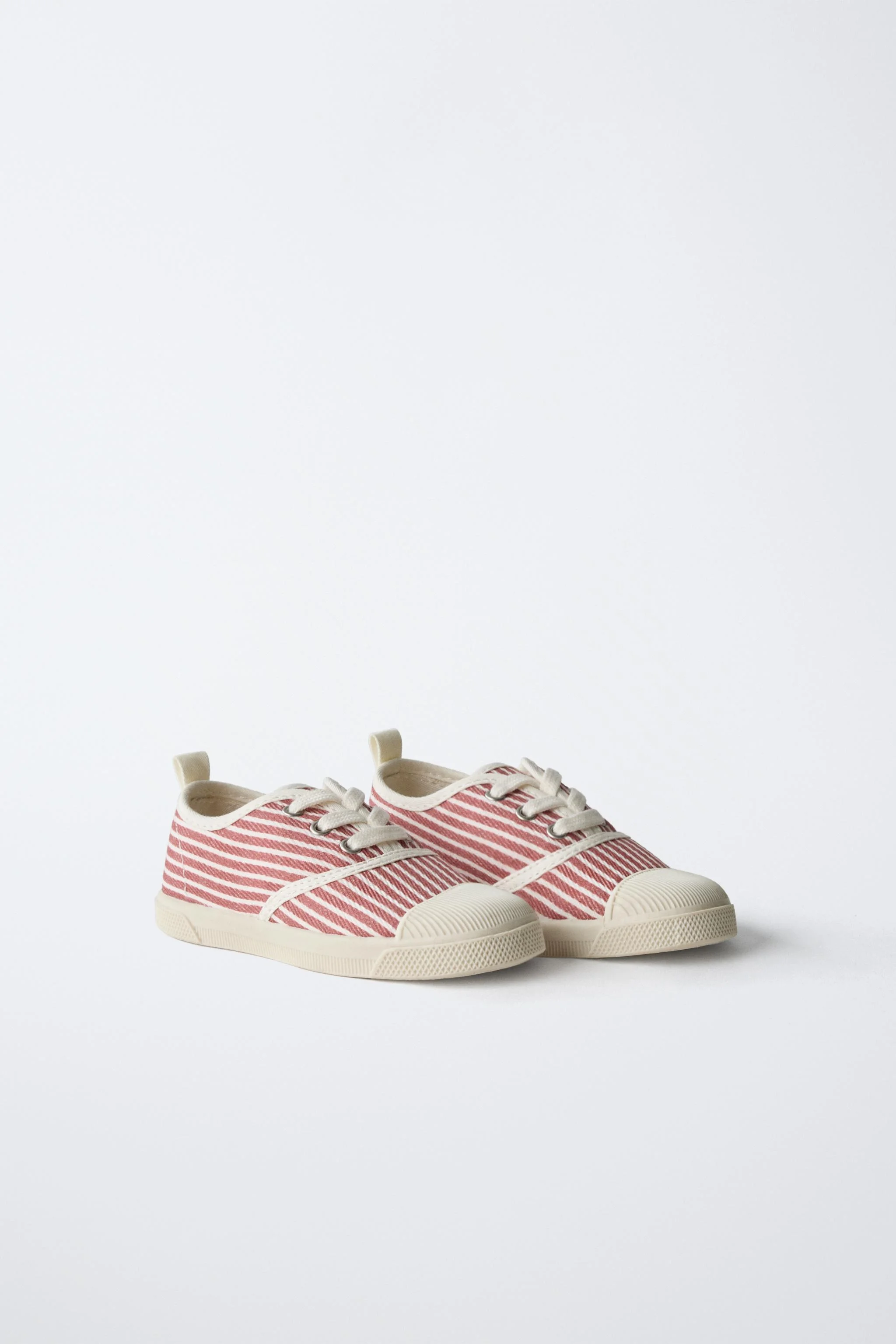 کفش ورزشی راه راه نخی کفش ورزشی راه راه نخی