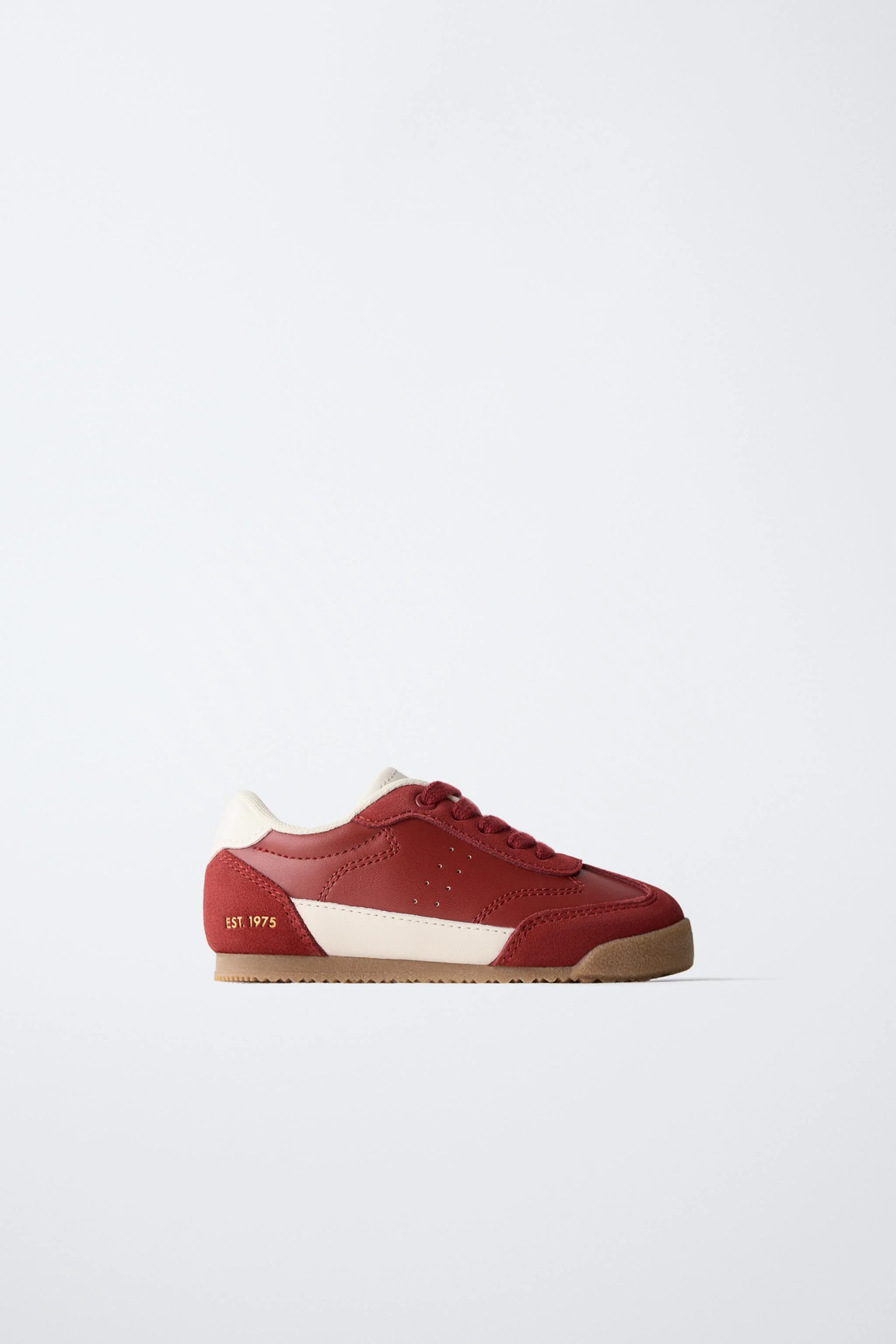 کفش ورزشی متضاد کفش ورزشی متضاد