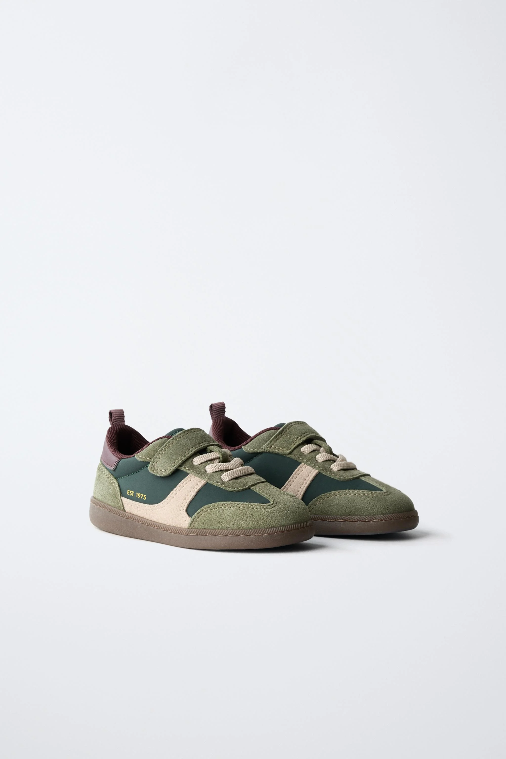 کفش های ورزشی به سبک قدیمی کفش های ورزشی به سبک قدیمی