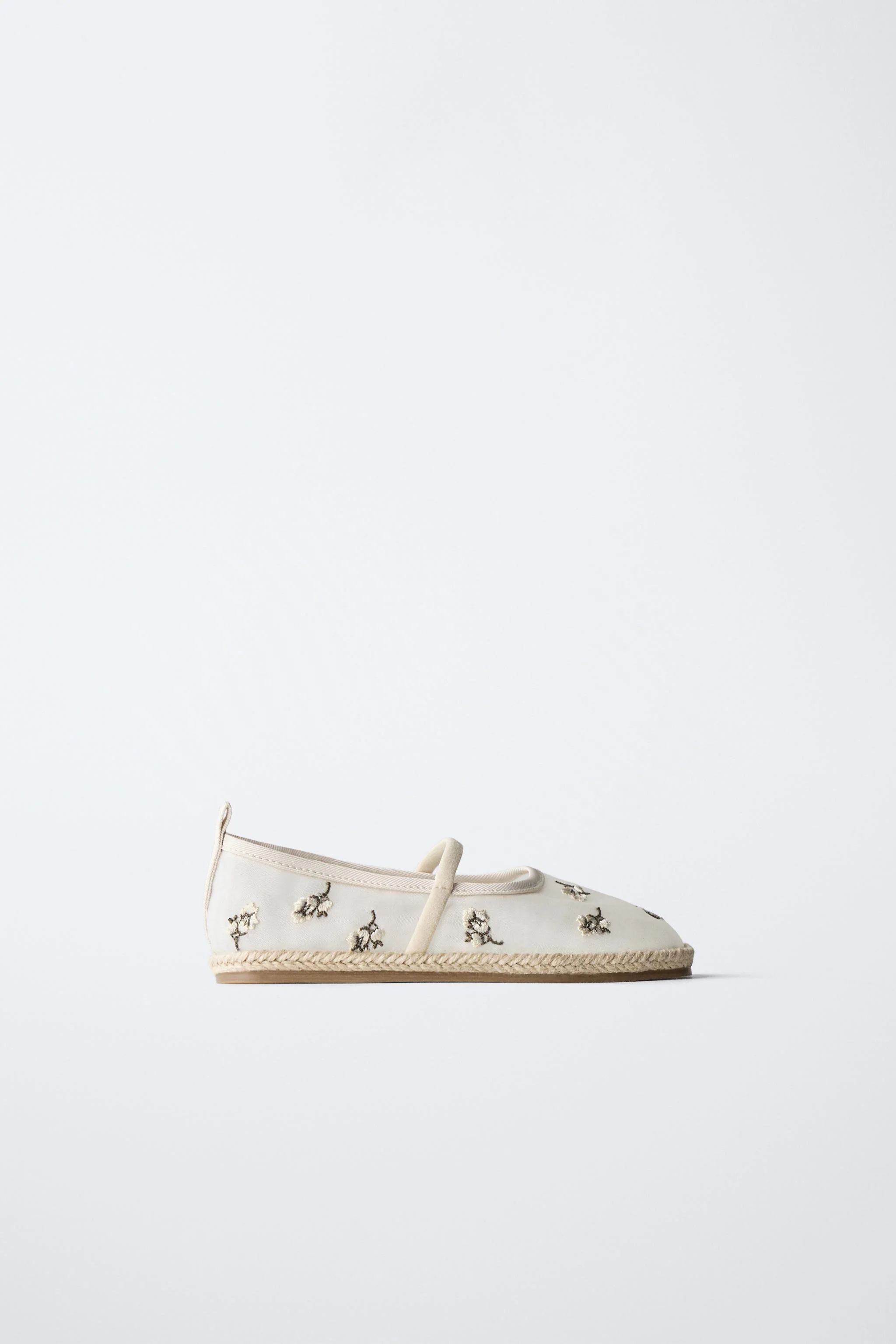 کفش باله بافته شده با جزئیات گلدوزی کفش باله بافته شده با جزئیات گلدوزی