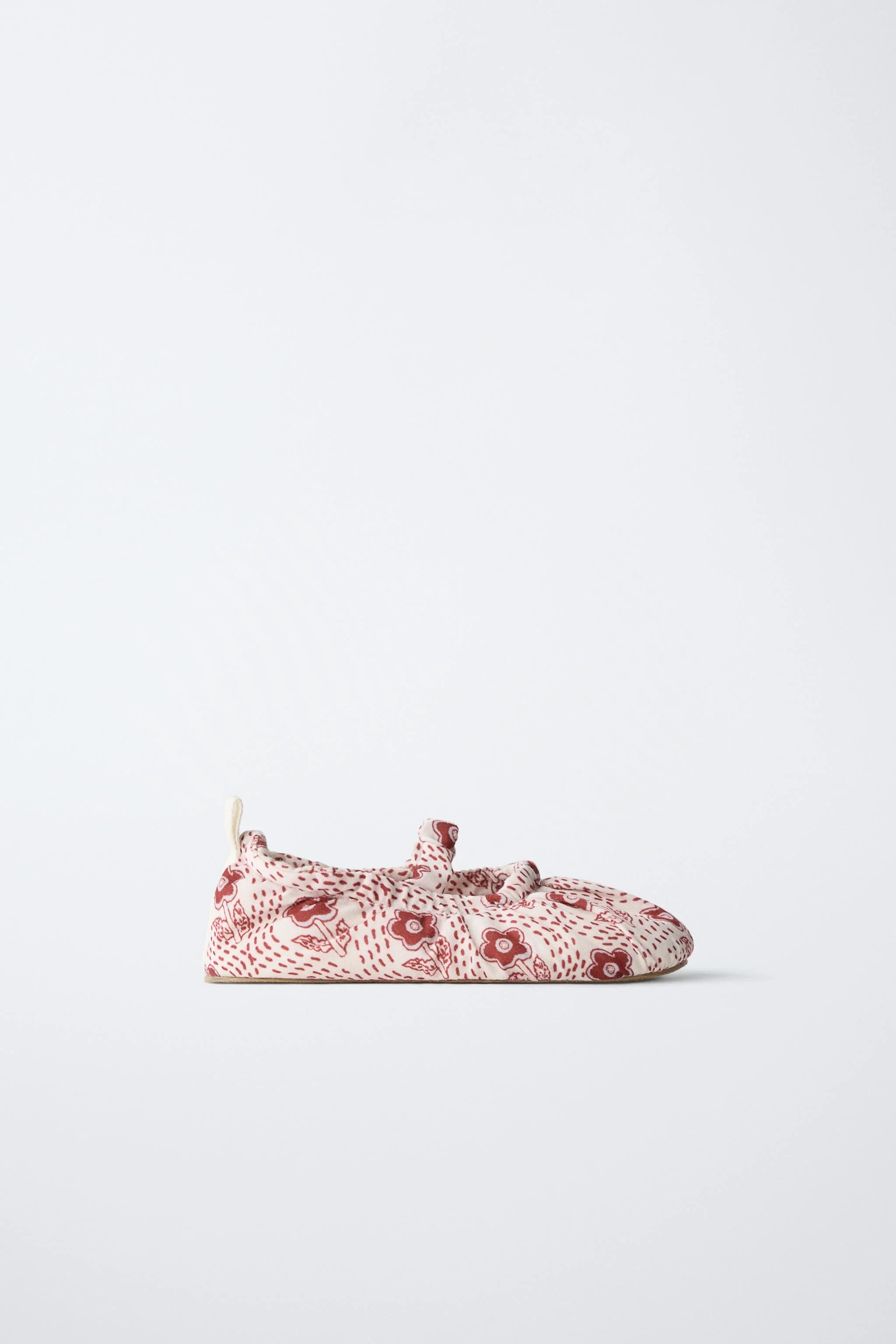 کفش باله تخت با جزئیات کفش باله تخت با جزئیات