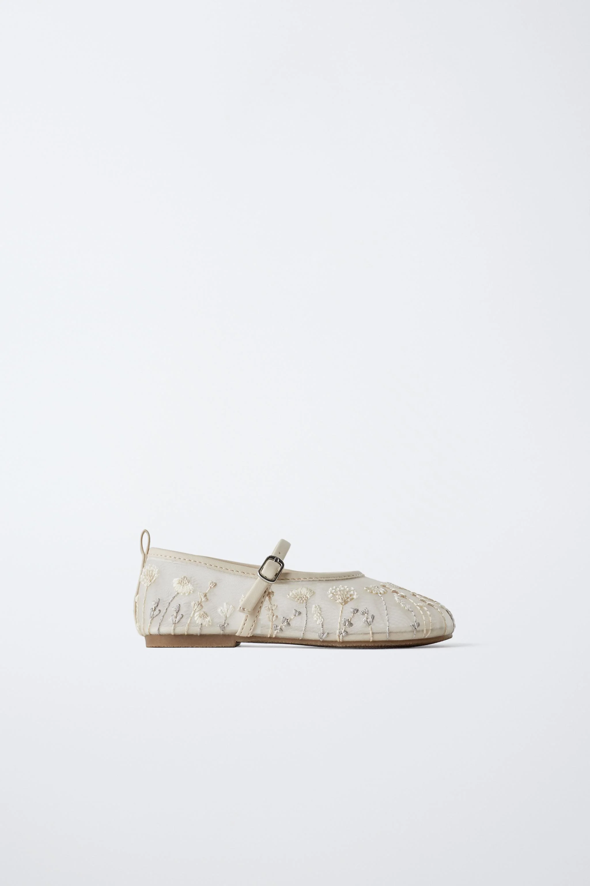 کفش باله با جزئیات گلدوزی کفش باله با جزئیات گلدوزی