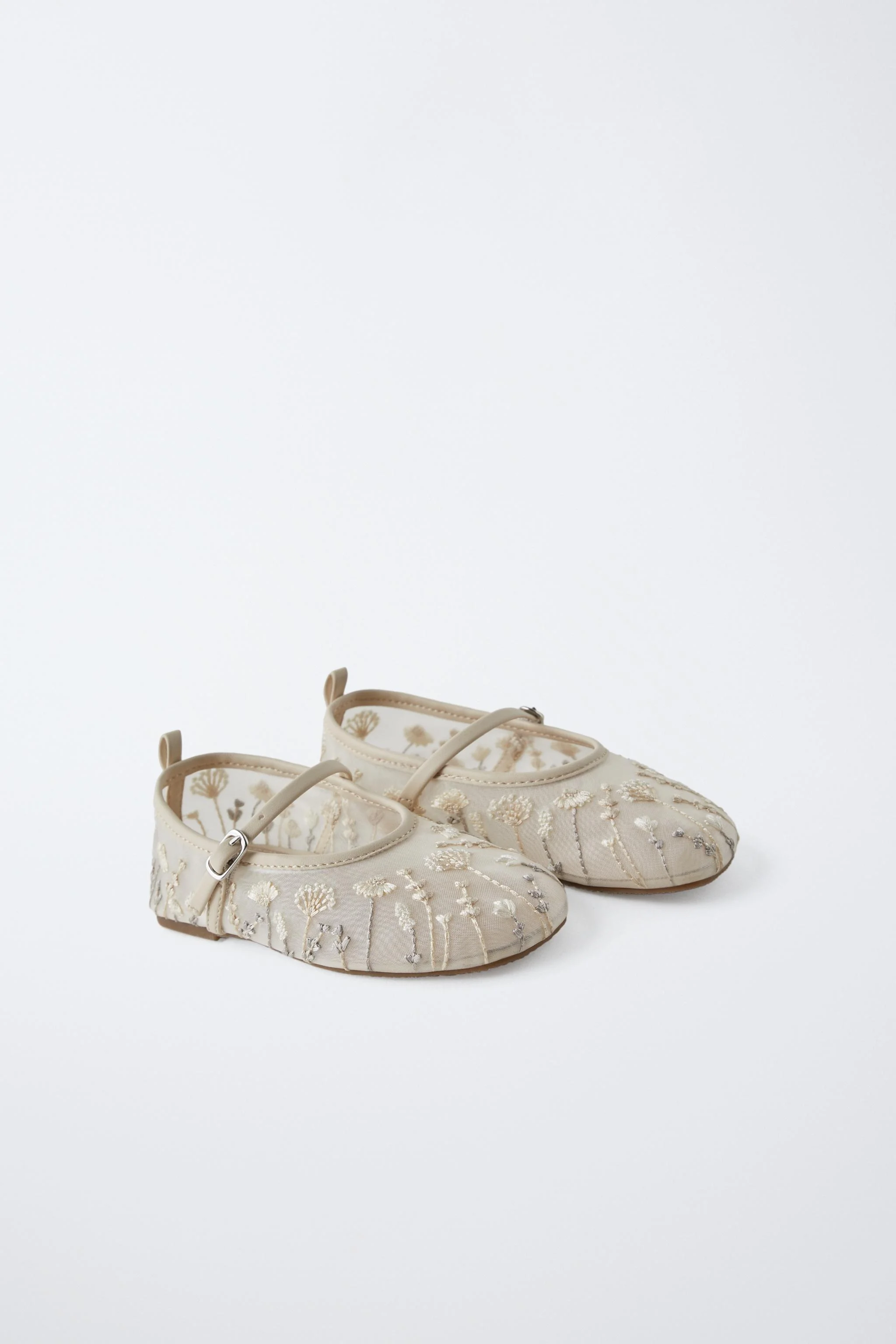 کفش باله با جزئیات گلدوزی کفش باله با جزئیات گلدوزی