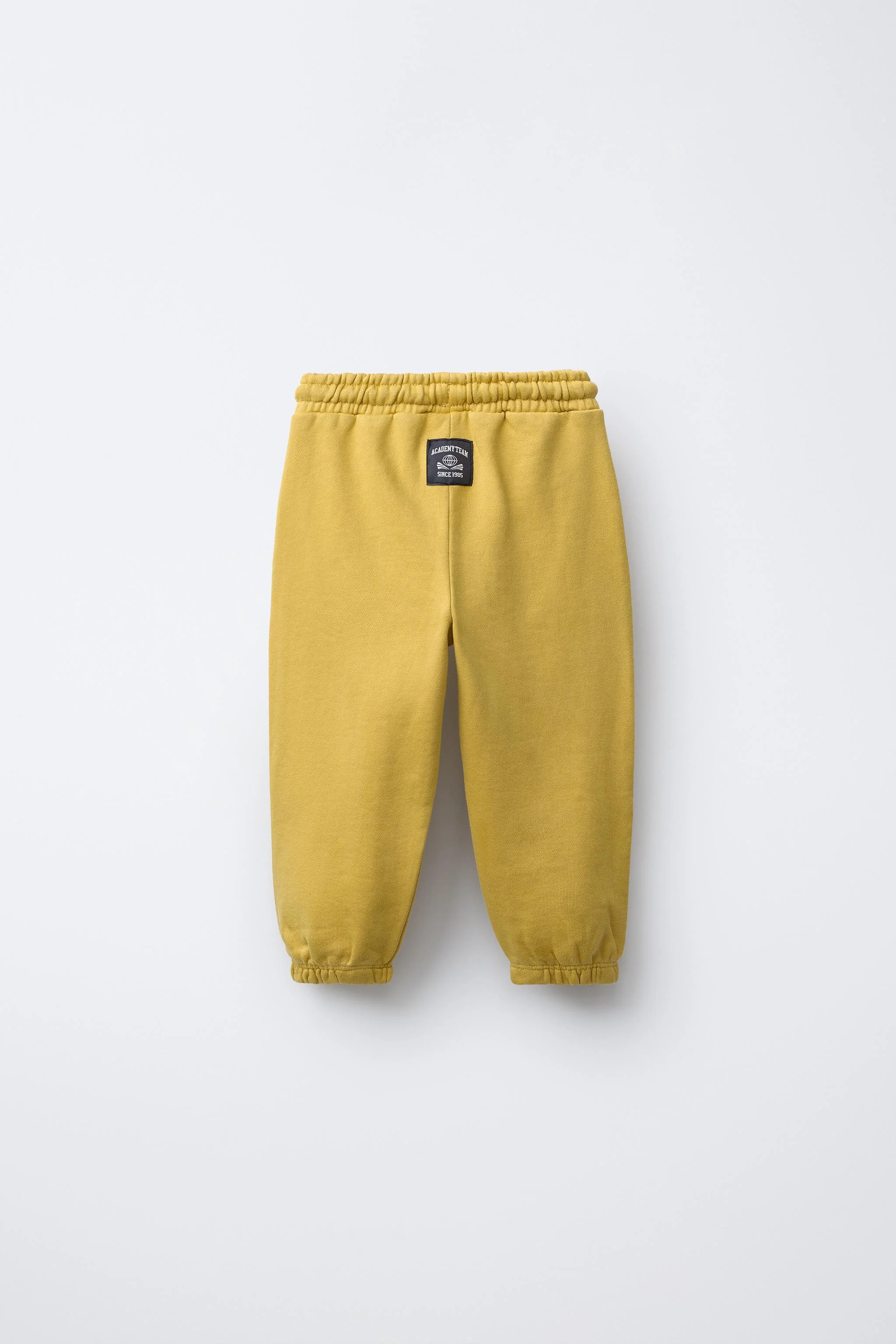 شلوار جاگر با کمر کشی و بند قابل تنظیم. دارای جیب جلو. تکه دوزی برچسب در پشت. لبه های کشی. شلوار جاگر با کمر کشی و بند قابل تنظیم. دارای جیب جلو. تکه دوزی برچسب در پشت. لبه های کشی.