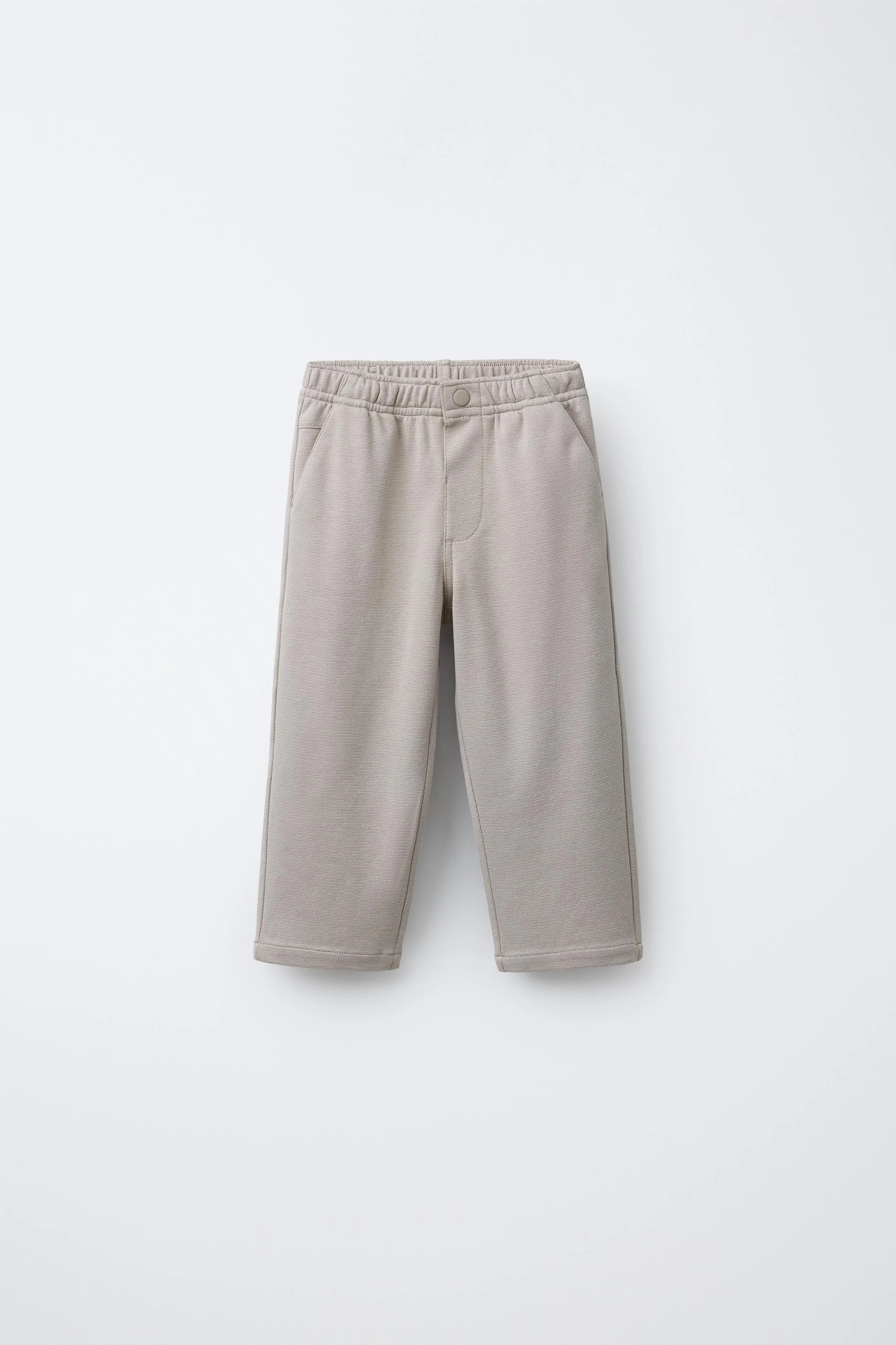 شلوار راحتی با کمر کشی و دکمه در جلو. دارای جیب های جلو و جیب های تکه ای در پشت. شلوار راحتی با کمر کشی و دکمه در جلو. دارای جیب های جلو و جیب های تکه ای در پشت.