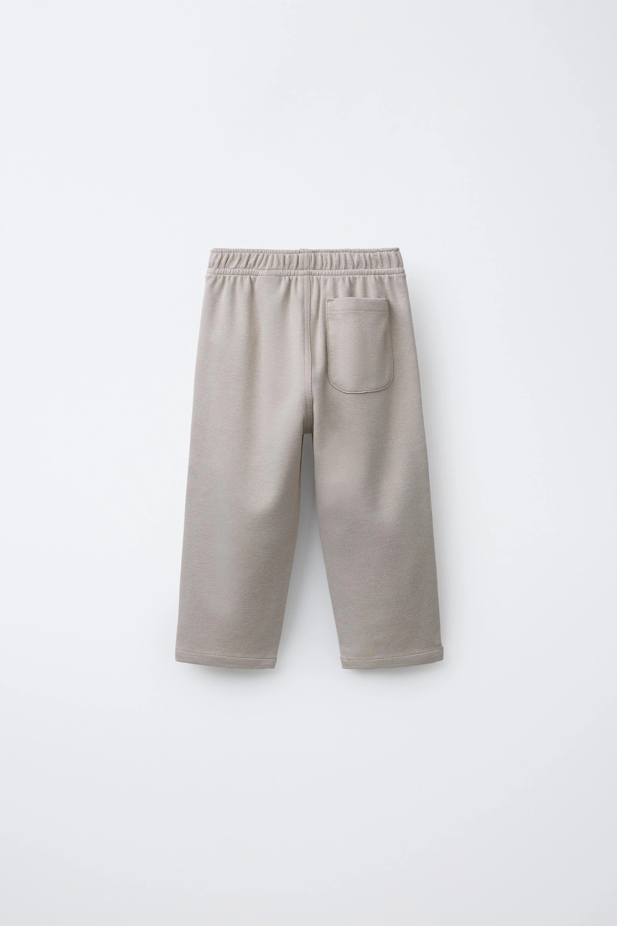 شلوار راحتی با کمر کشی و دکمه در جلو. دارای جیب های جلو و جیب های تکه ای در پشت. شلوار راحتی با کمر کشی و دکمه در جلو. دارای جیب های جلو و جیب های تکه ای در پشت.