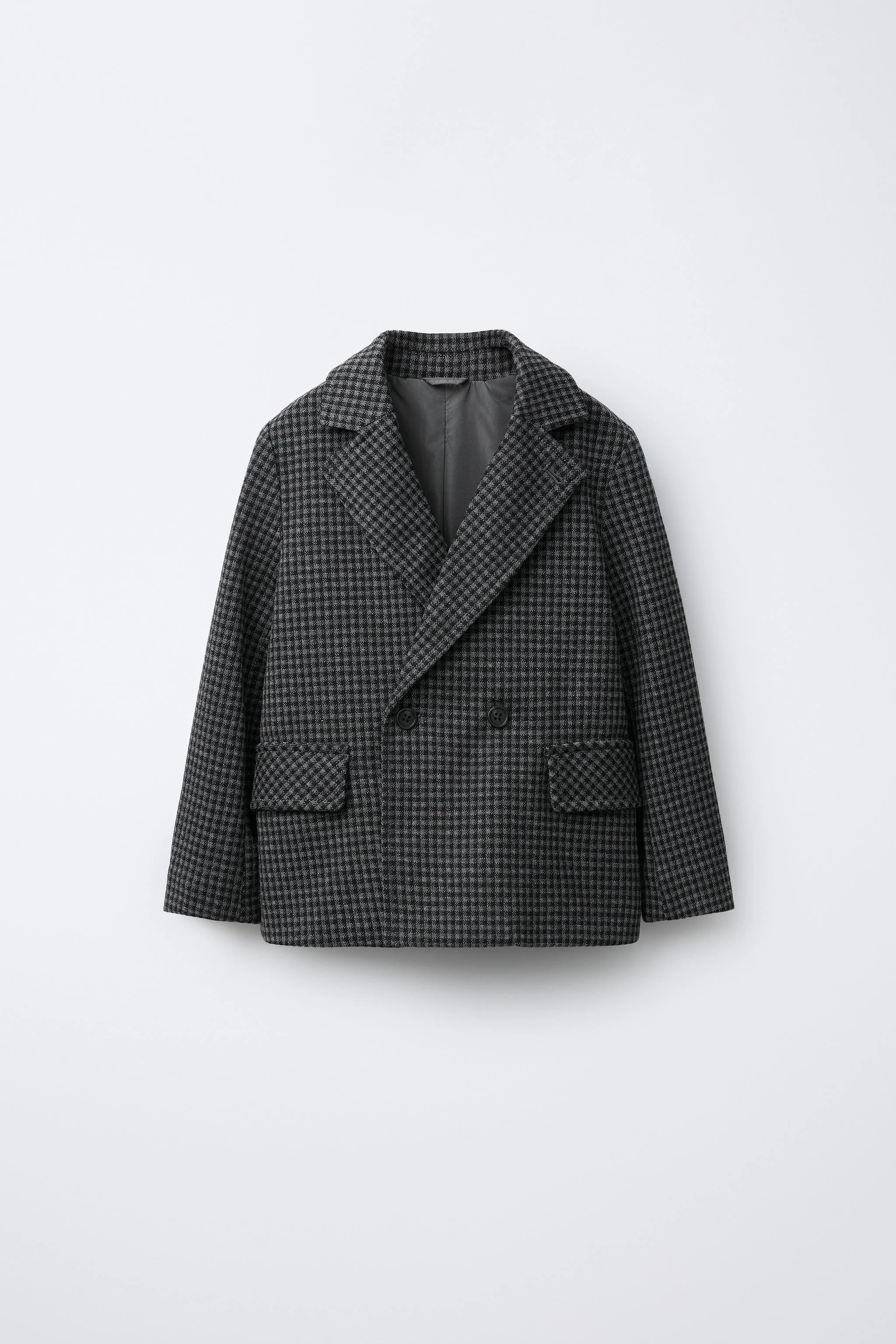 کت تک با یقه برگردان و آستین بلند. دارای بست دکمه دوبل و جیب های پاکتی در جلو. طرح چهارخانه.