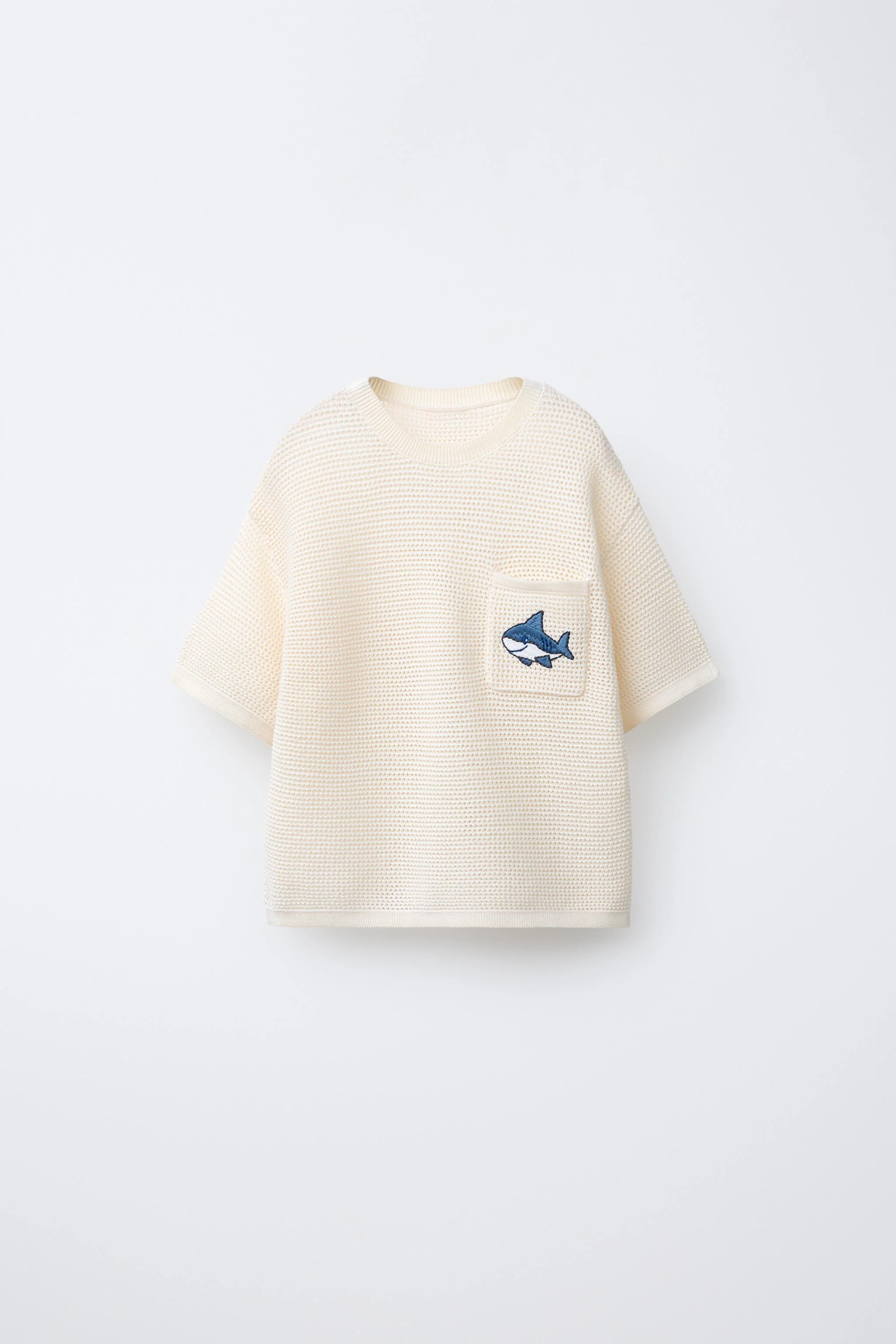 تیشرت بافتنی با طرح گلدوزی کوسه تیشرت بافتنی با طرح گلدوزی کوسه