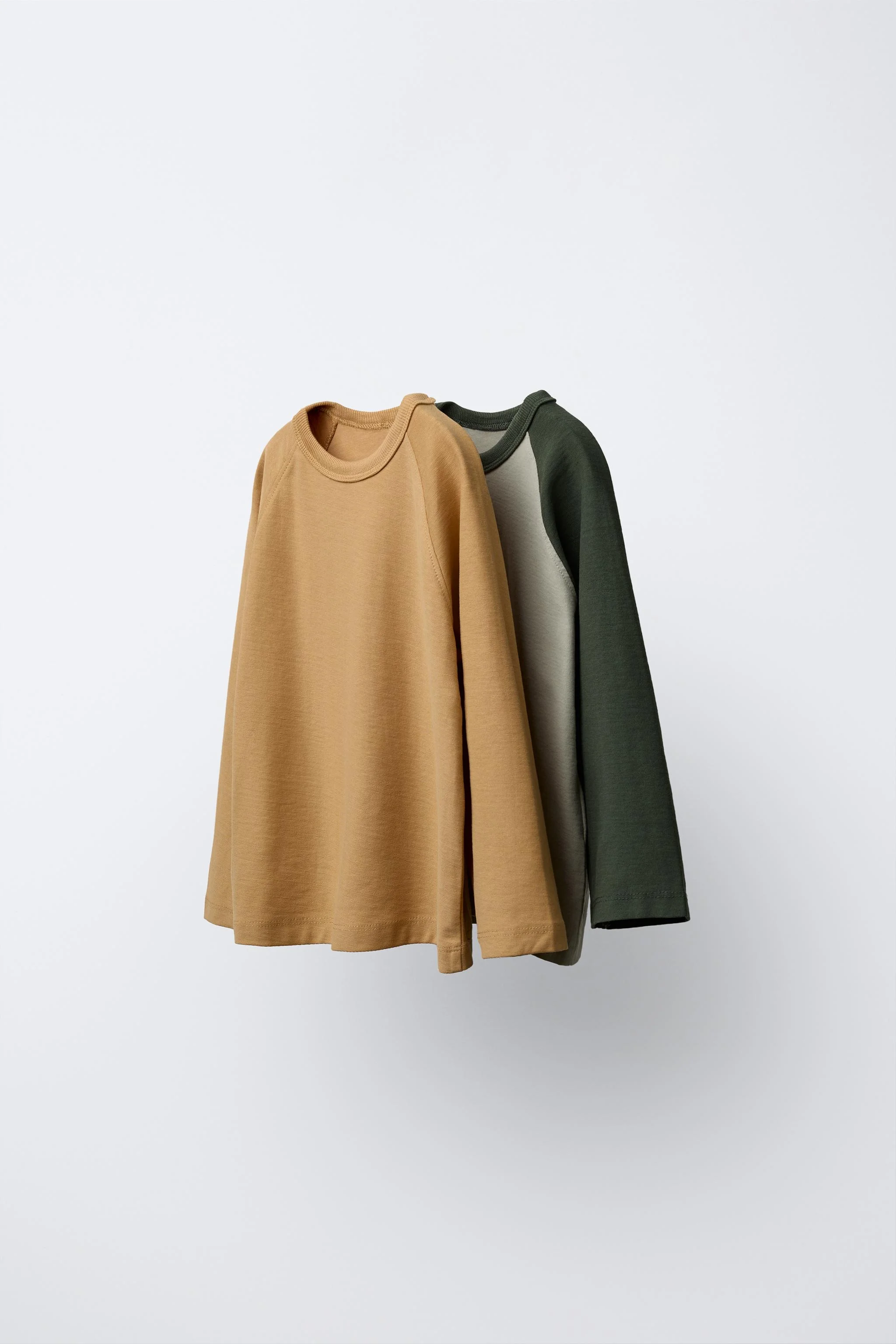 دو عدد تیشرت آستین رگلان با لوگو دو عدد تیشرت آستین رگلان با لوگو