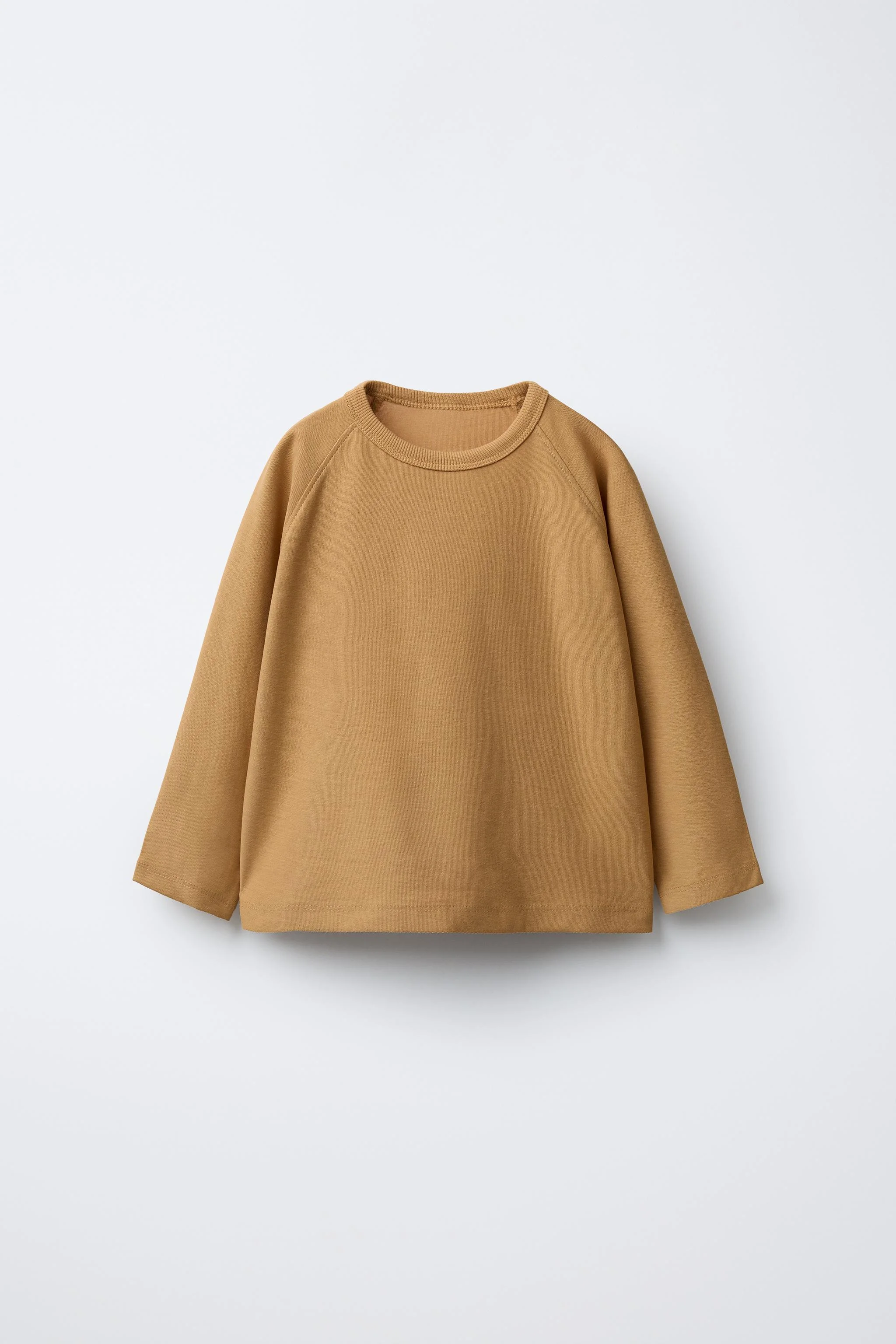 دو عدد تیشرت آستین رگلان با لوگو دو عدد تیشرت آستین رگلان با لوگو