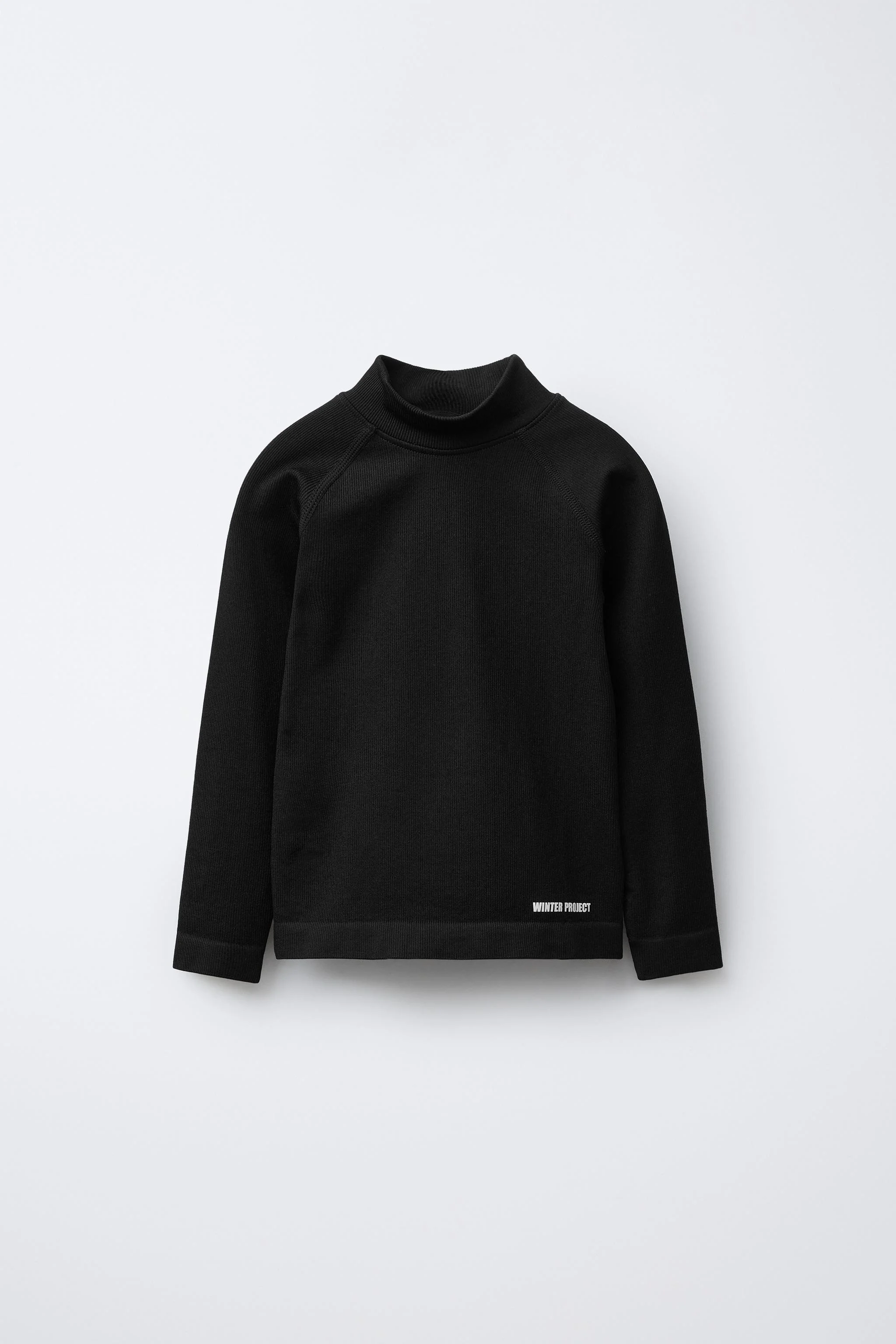 تی شرت کبریتی تنفسی با آستین بلند و یقه ایستاده به همراه جزئیات شعار برجسته در لبه