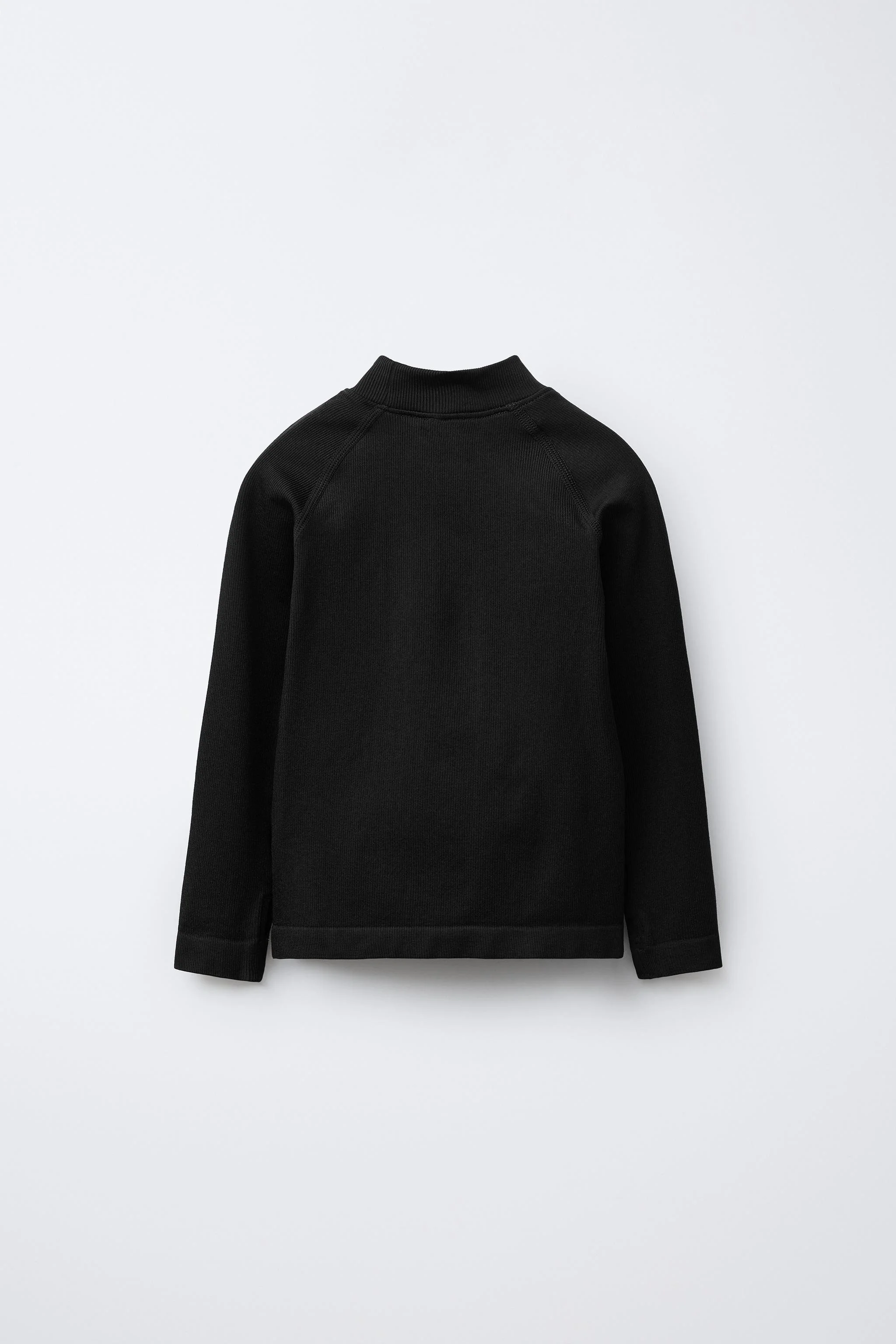 تی شرت کبریتی تنفسی با آستین بلند و یقه ایستاده به همراه جزئیات شعار برجسته در لبه