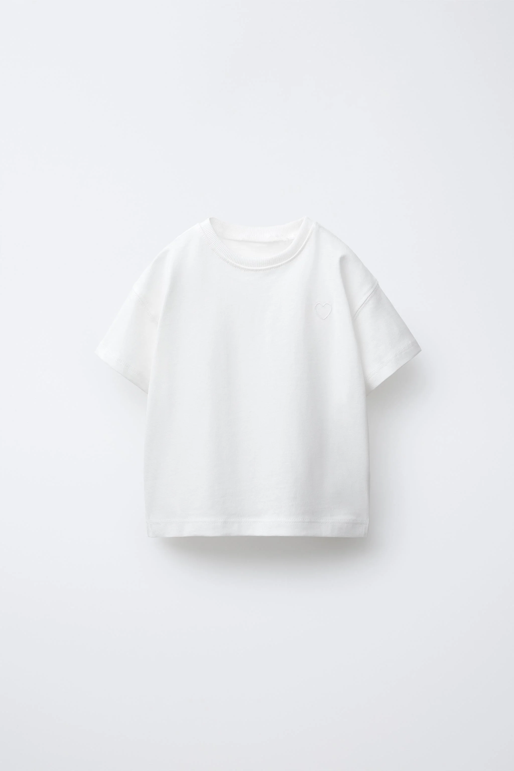 تی شرت ساده با گلدوزی قلب