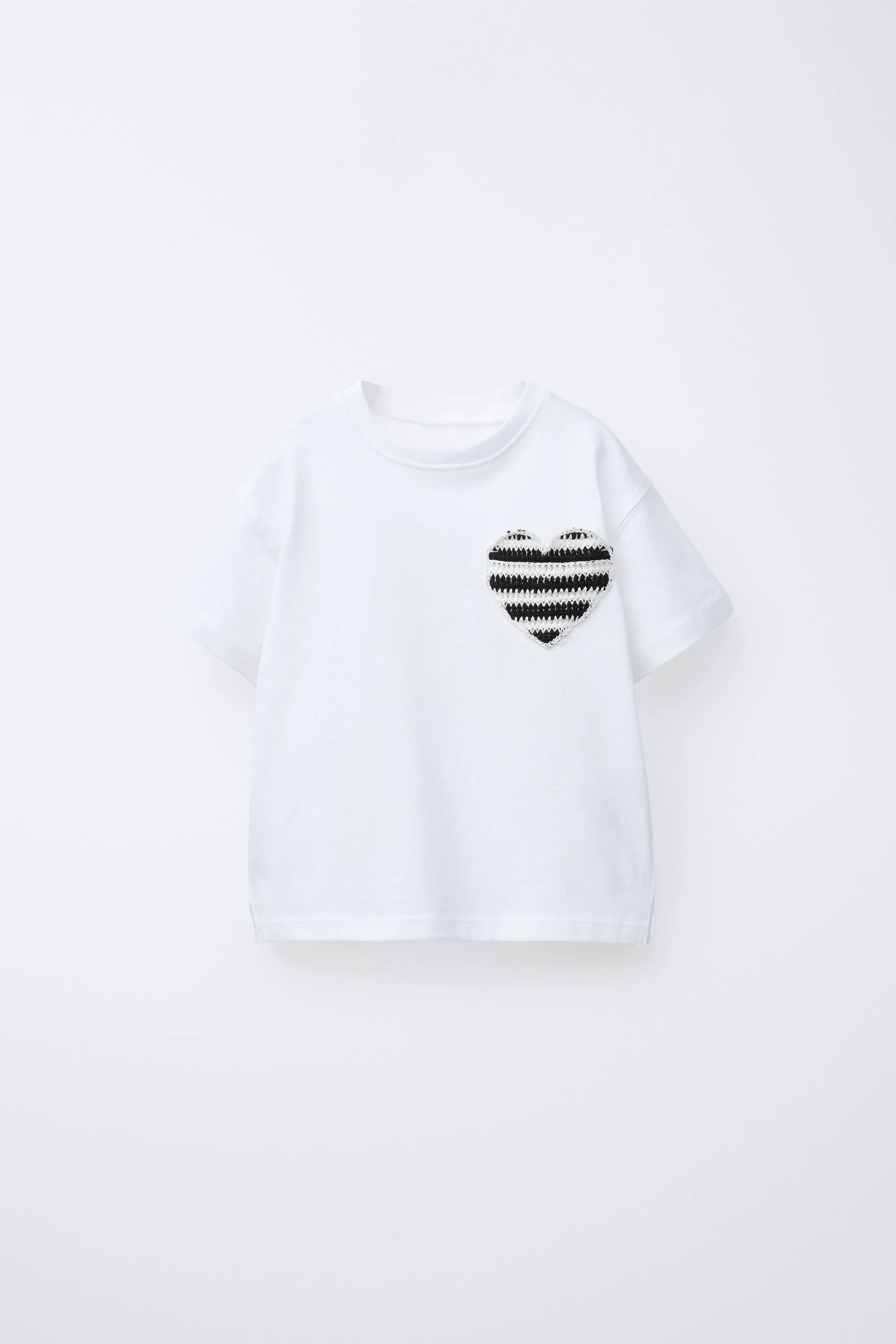 تی‌شرت با جیب قلبی بافتنی