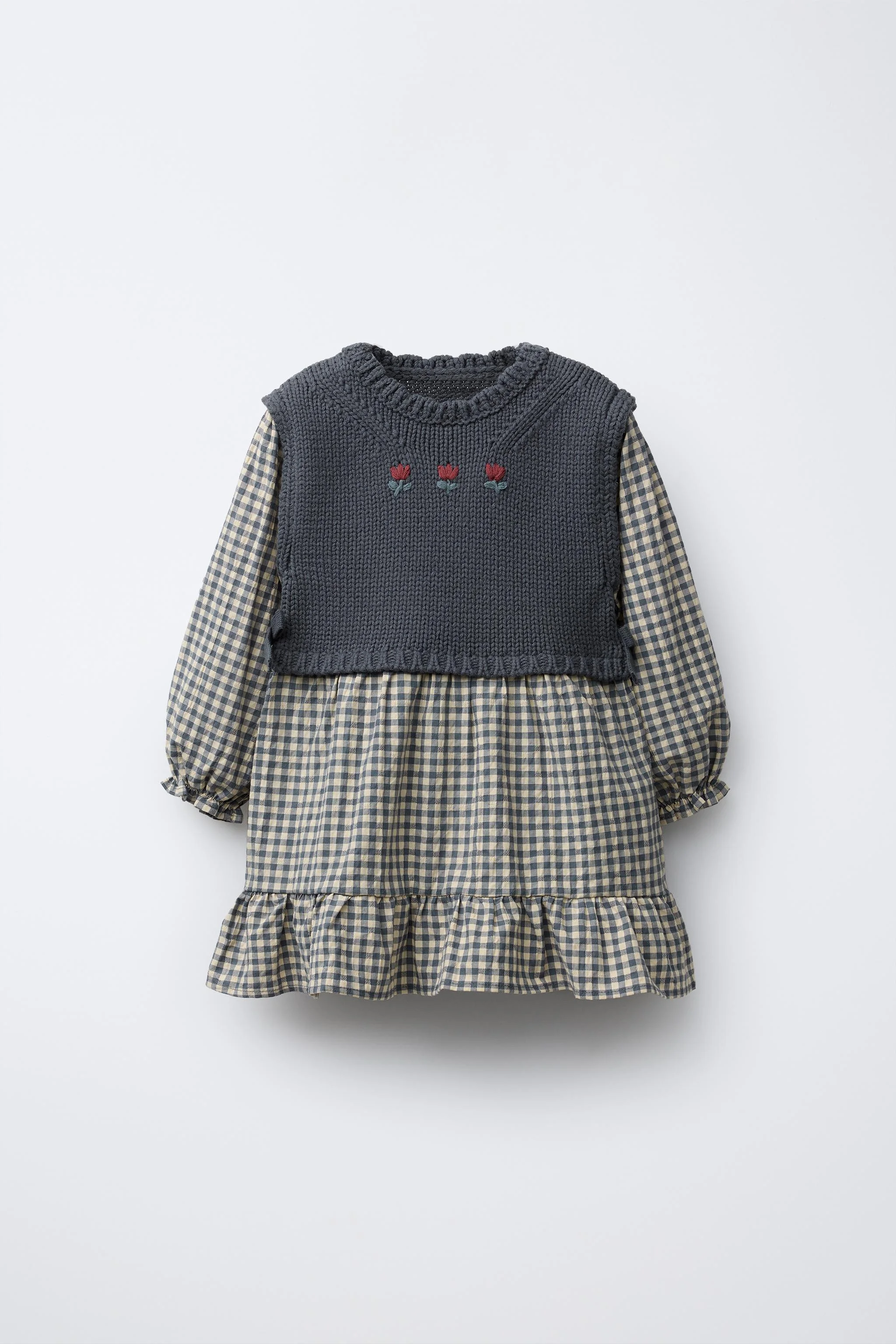 پیراهن چهارخانه با جلیقه بافتنی