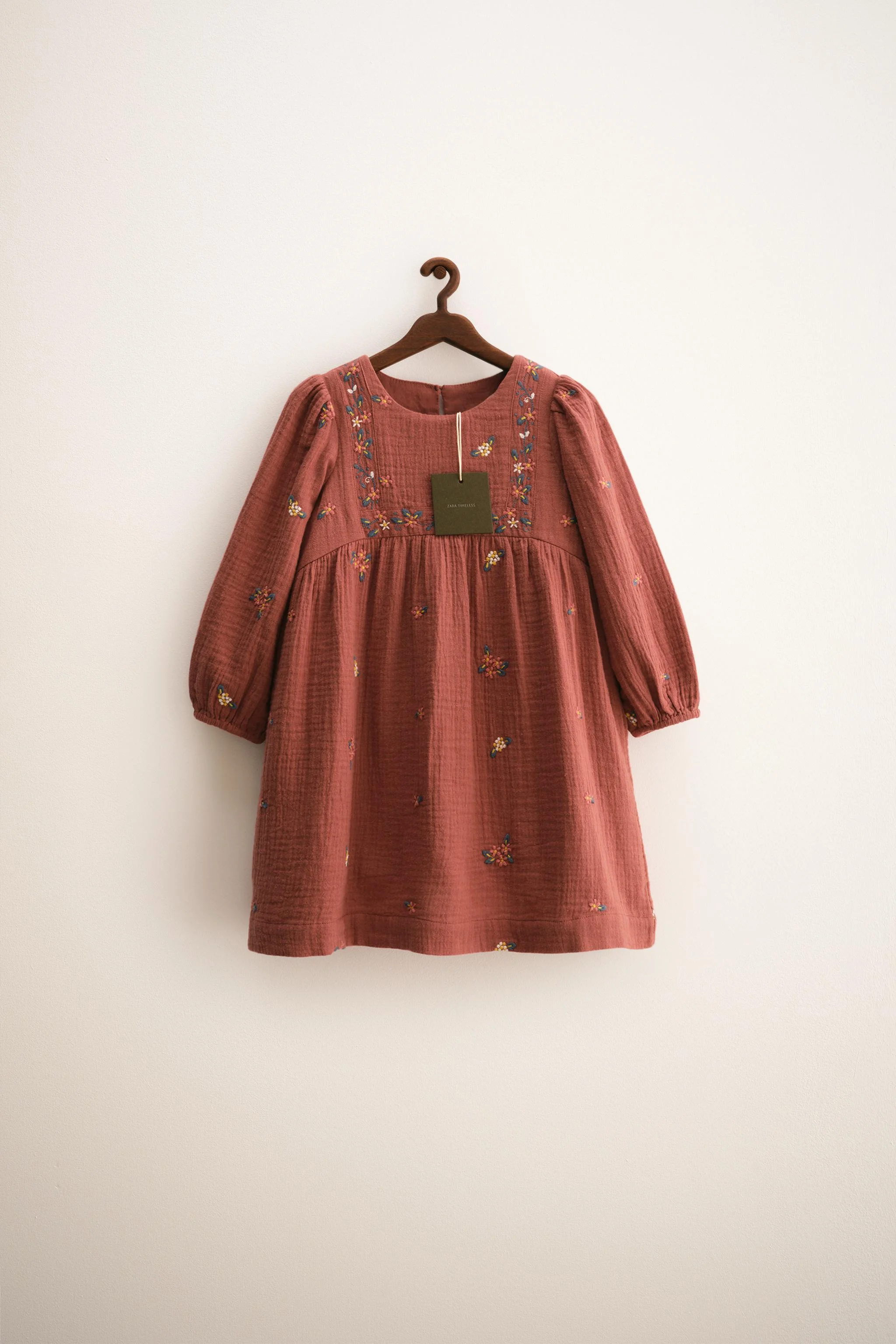 پیراهن گشاد ZARA TIMELESS با گلدوزی طرح گل پیراهن گشاد ZARA TIMELESS با گلدوزی طرح گل